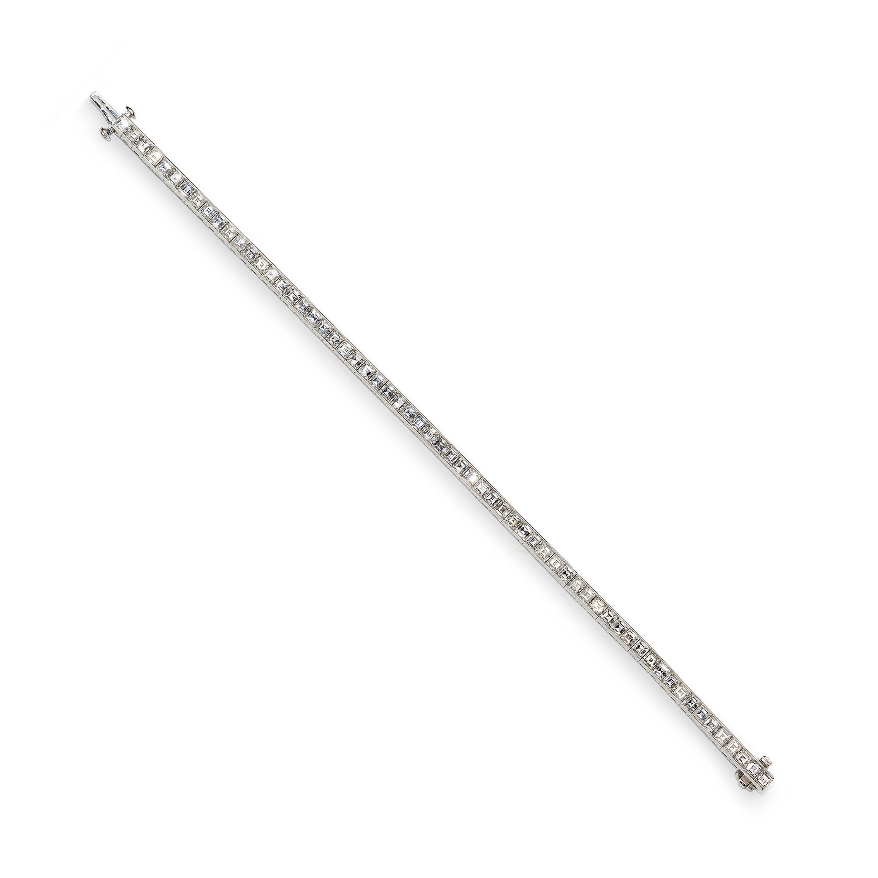Ein modernes Diamantarmband, bestehend aus einer einzigen Reihe von Diamanten im Quadratschliff mit einem Gesamtgewicht von 8,40 Karat, in Kanalfassung, auf einzelnen Gliedern, mit durchbrochenen offenen Seiten, mit einem Kasten- und