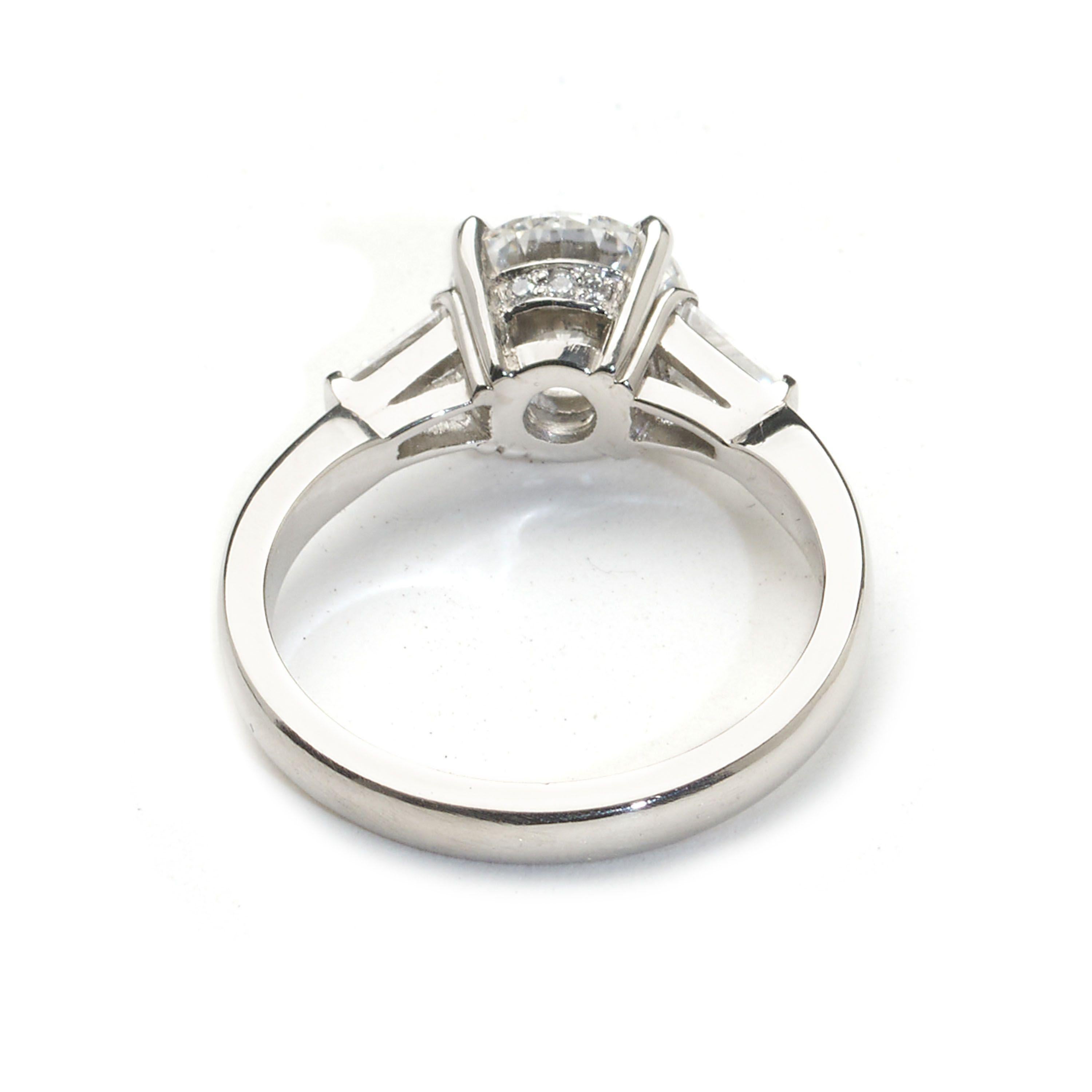 Women's Modern Diamond and Platinum Solitaire Ring, 1.55 Carats For Sale