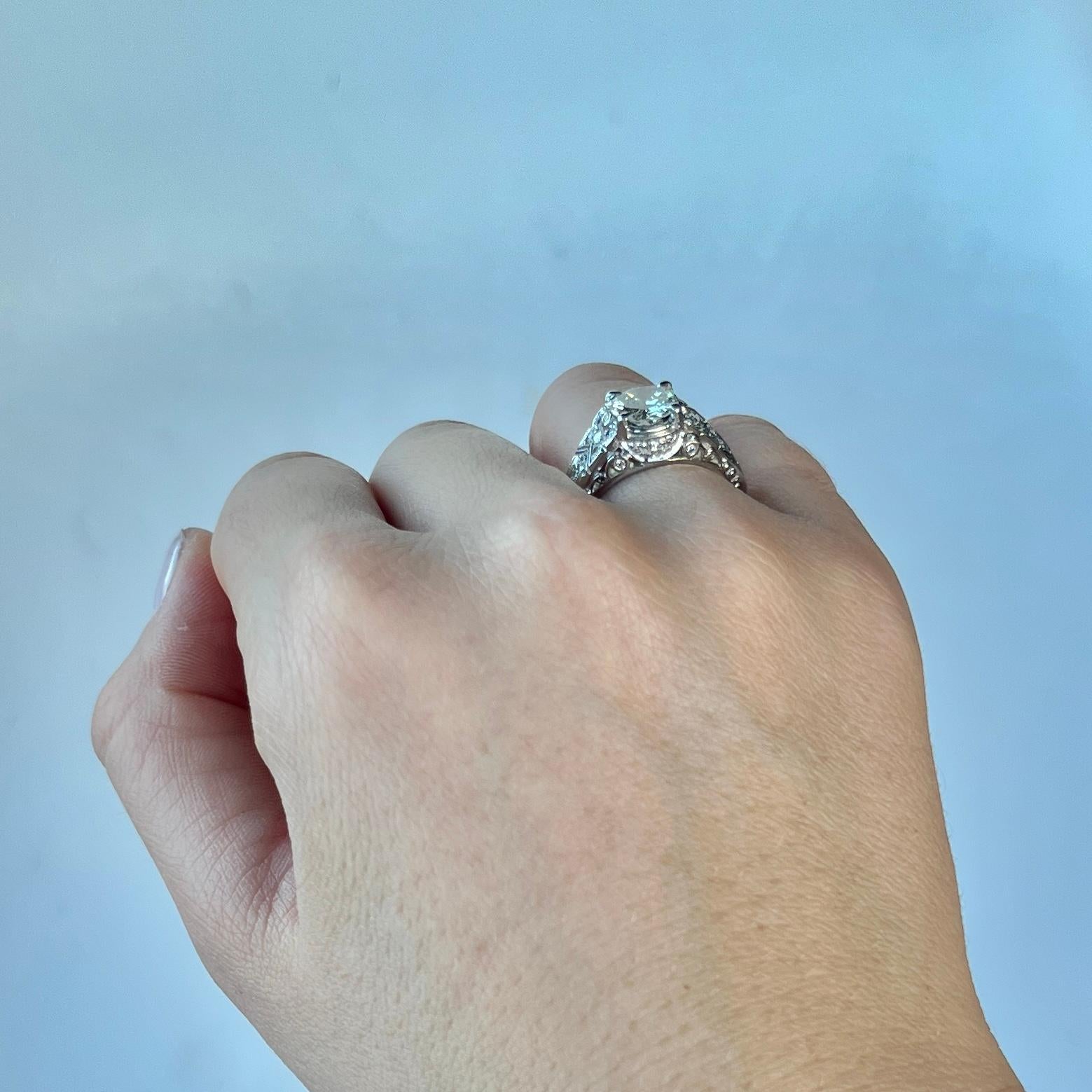 Taille ronde Bague solitaire moderne en platine en vente