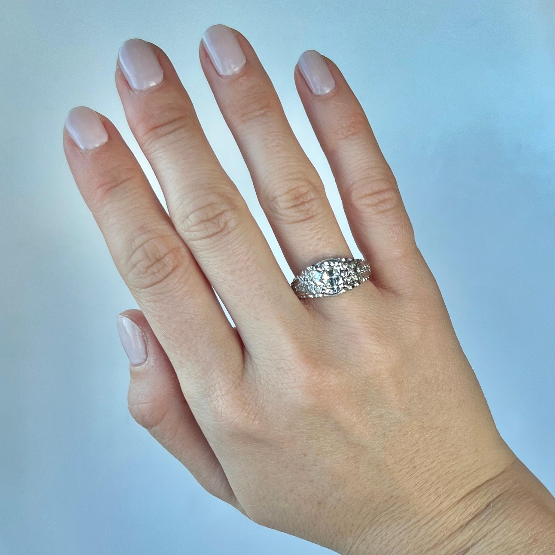 Bague solitaire moderne en platine Bon état - En vente à Chipping Campden, GB