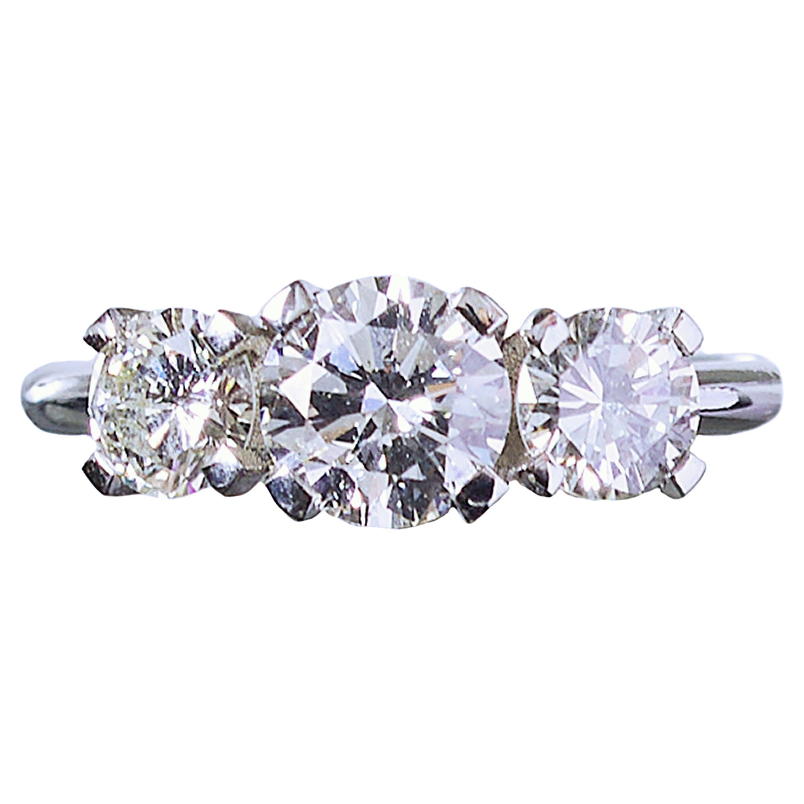 Anello moderno con tre pietre di diamante e platino, 1,55 carati in vendita