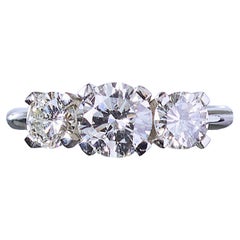 Anillo moderno de diamantes y platino con tres piedras, 1,55 ct