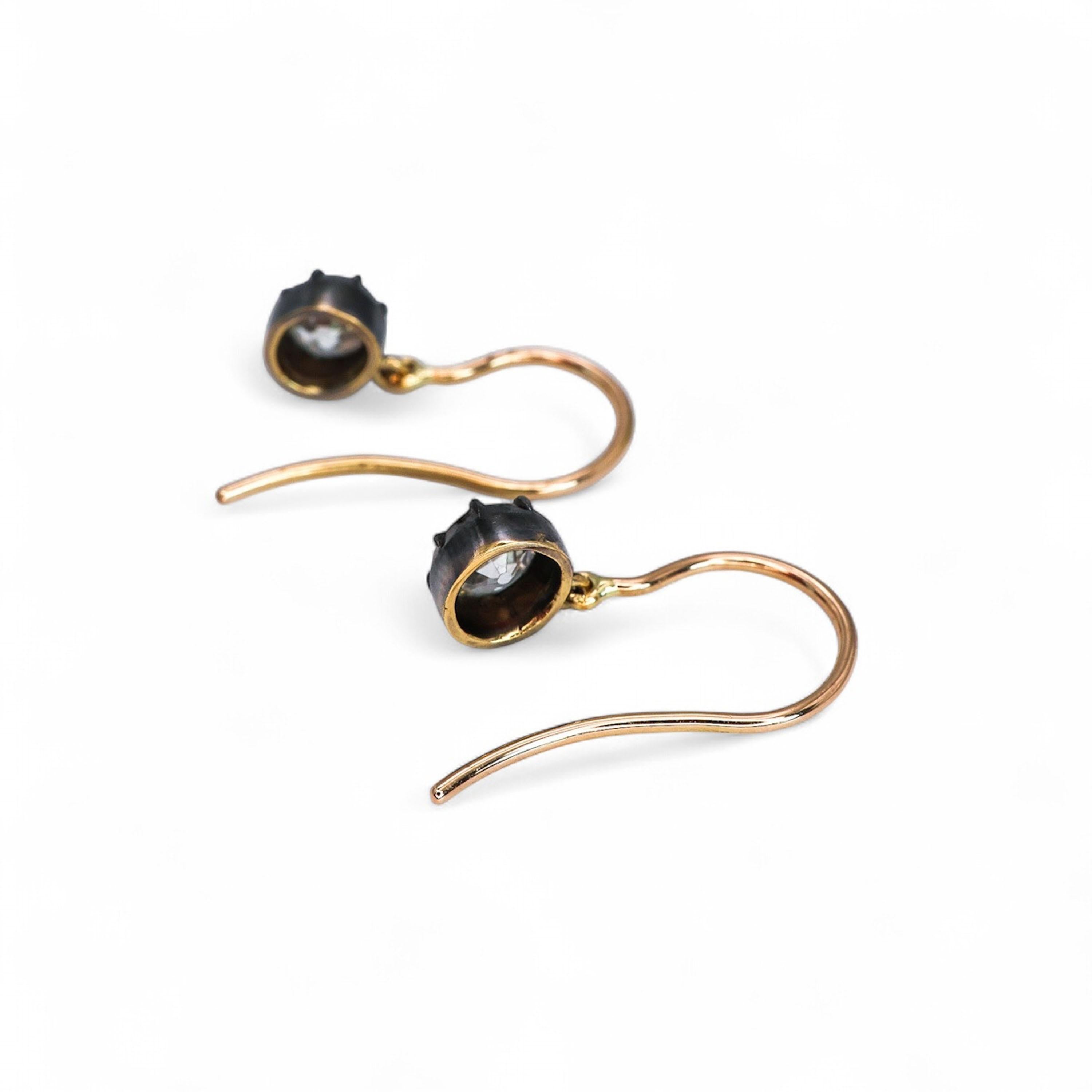 Modern Diamond and Silver Upon Gold Drop Earrings, 1.44 Carats Pour femmes en vente