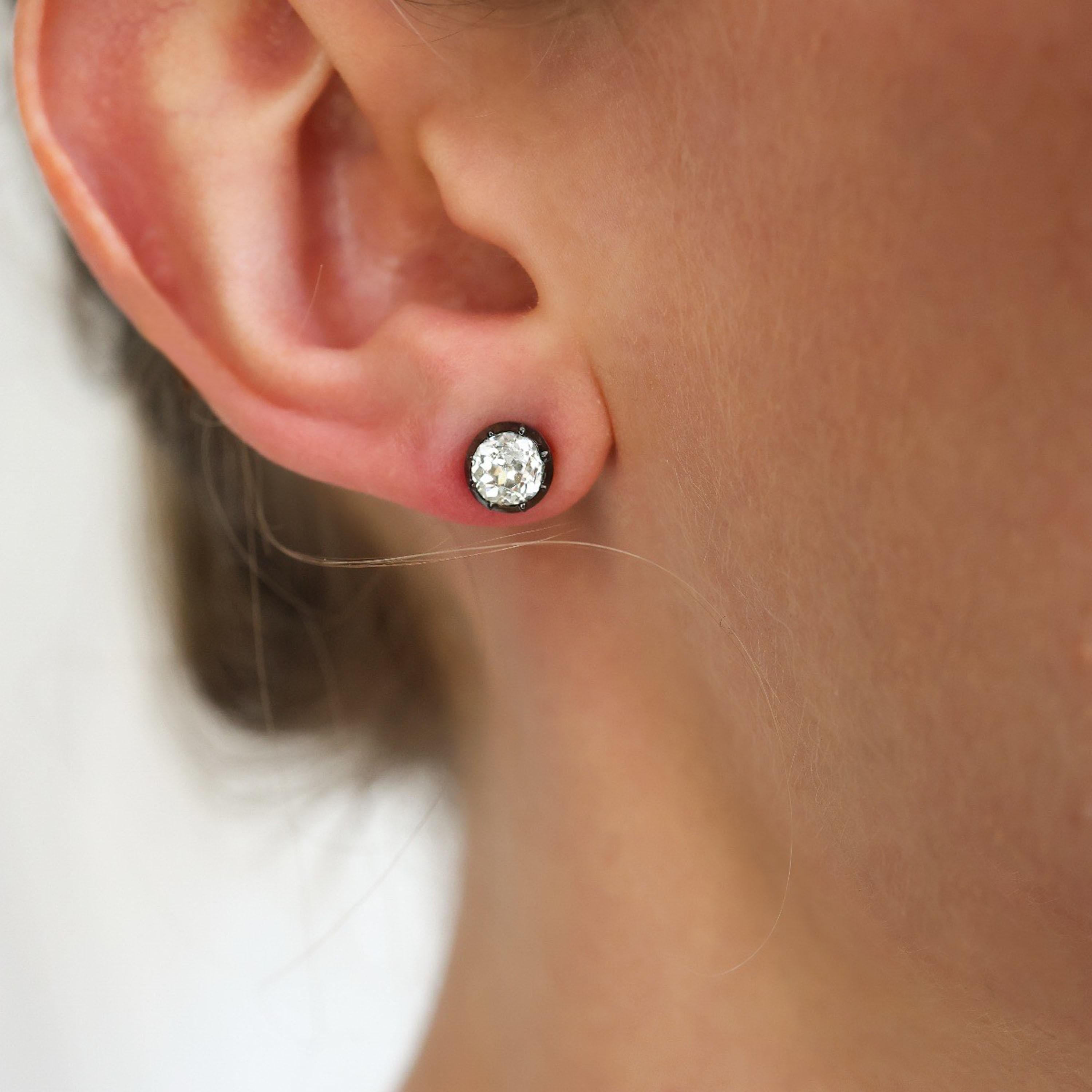 Modern Diamond and Silver Upon Gold Stud Earrings, 1.53 Carats Neuf - En vente à London, GB
