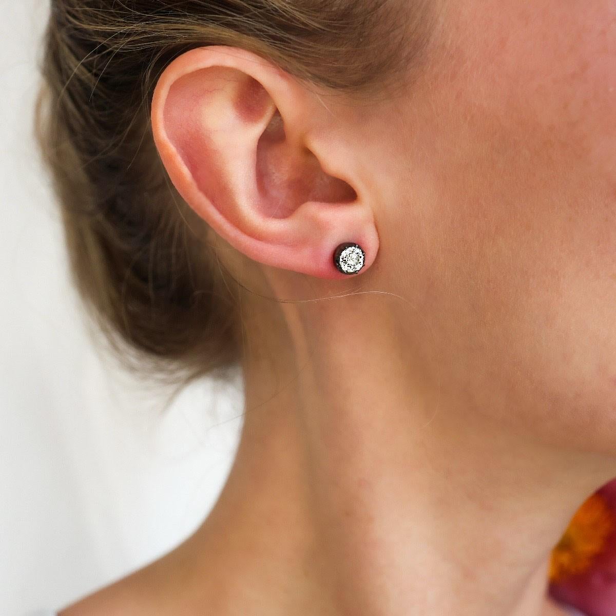 Modern Diamond and Silver Upon Gold Stud Earrings, 1.75 Carats Neuf - En vente à London, GB