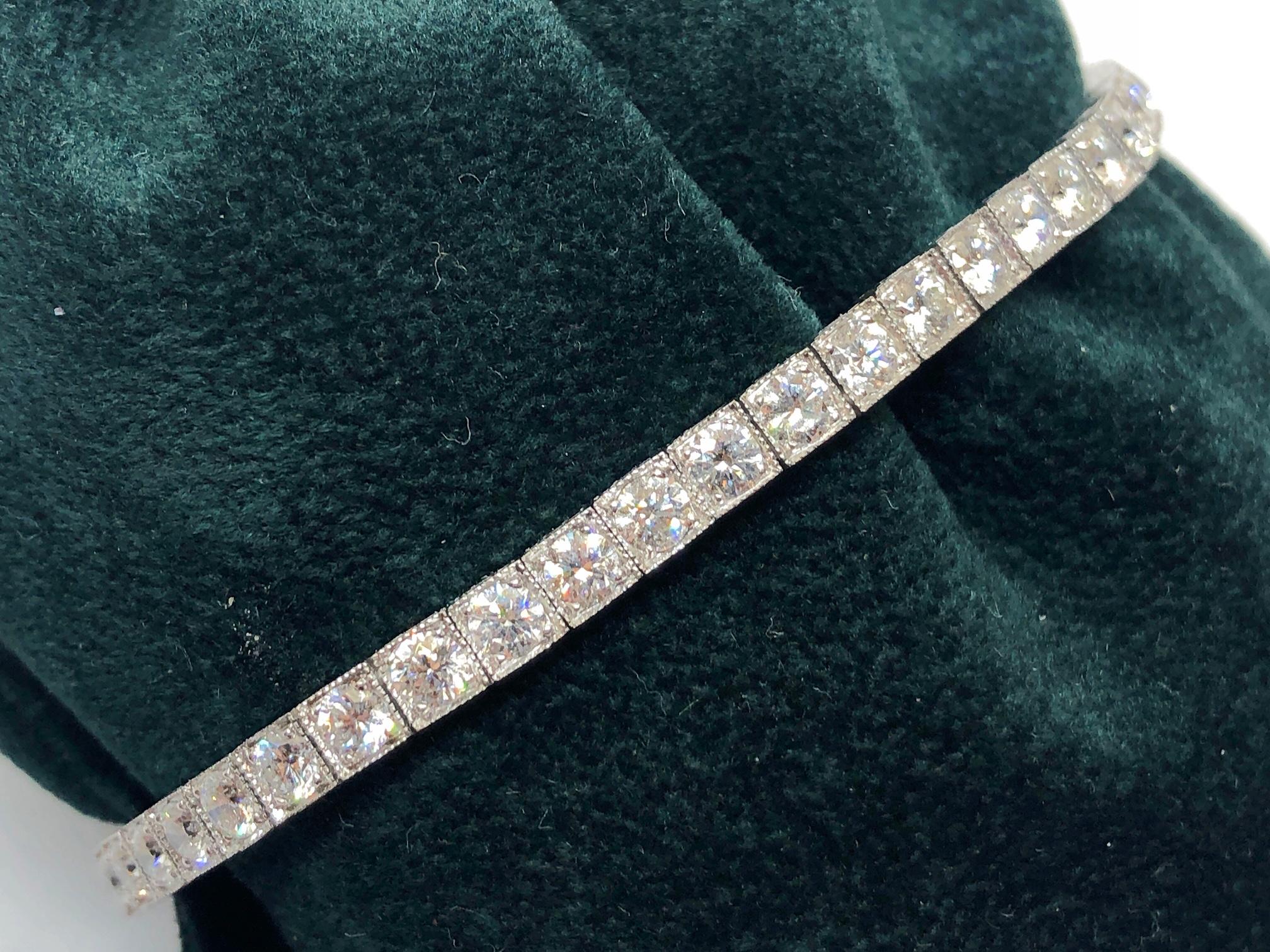 Round Cut Modern Diamond and White Gold Line Bracelet, 2.50 Carats For Sale