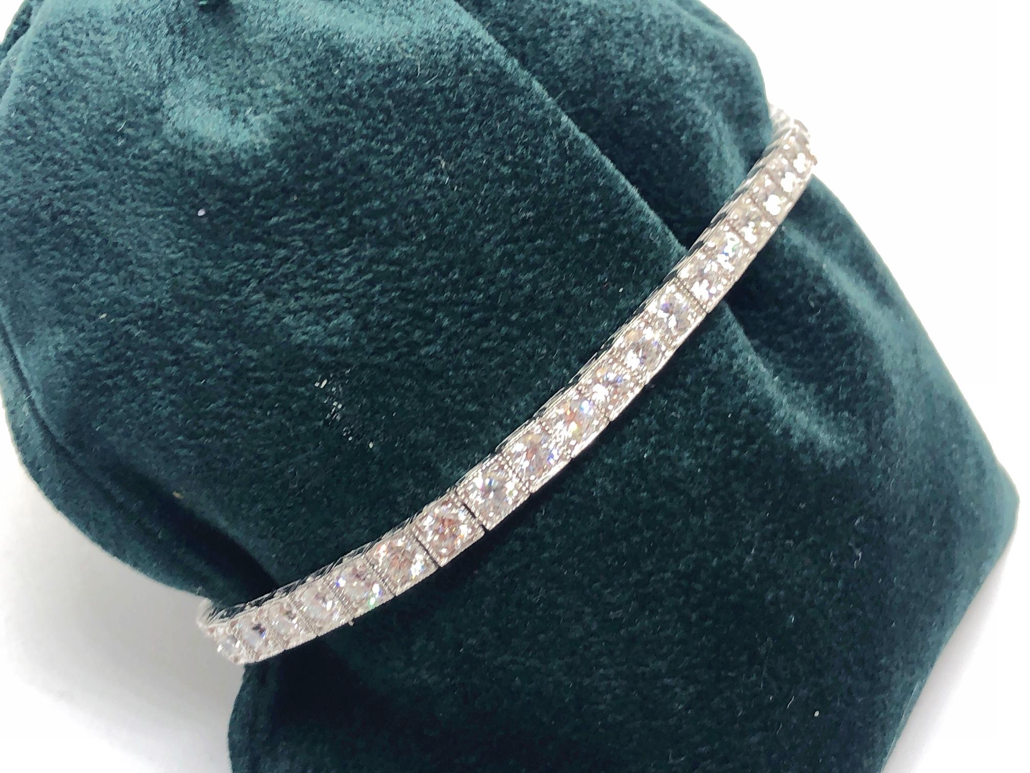 Bracelet moderne en or blanc et diamants de 2,50 carats Excellent état - En vente à London, GB