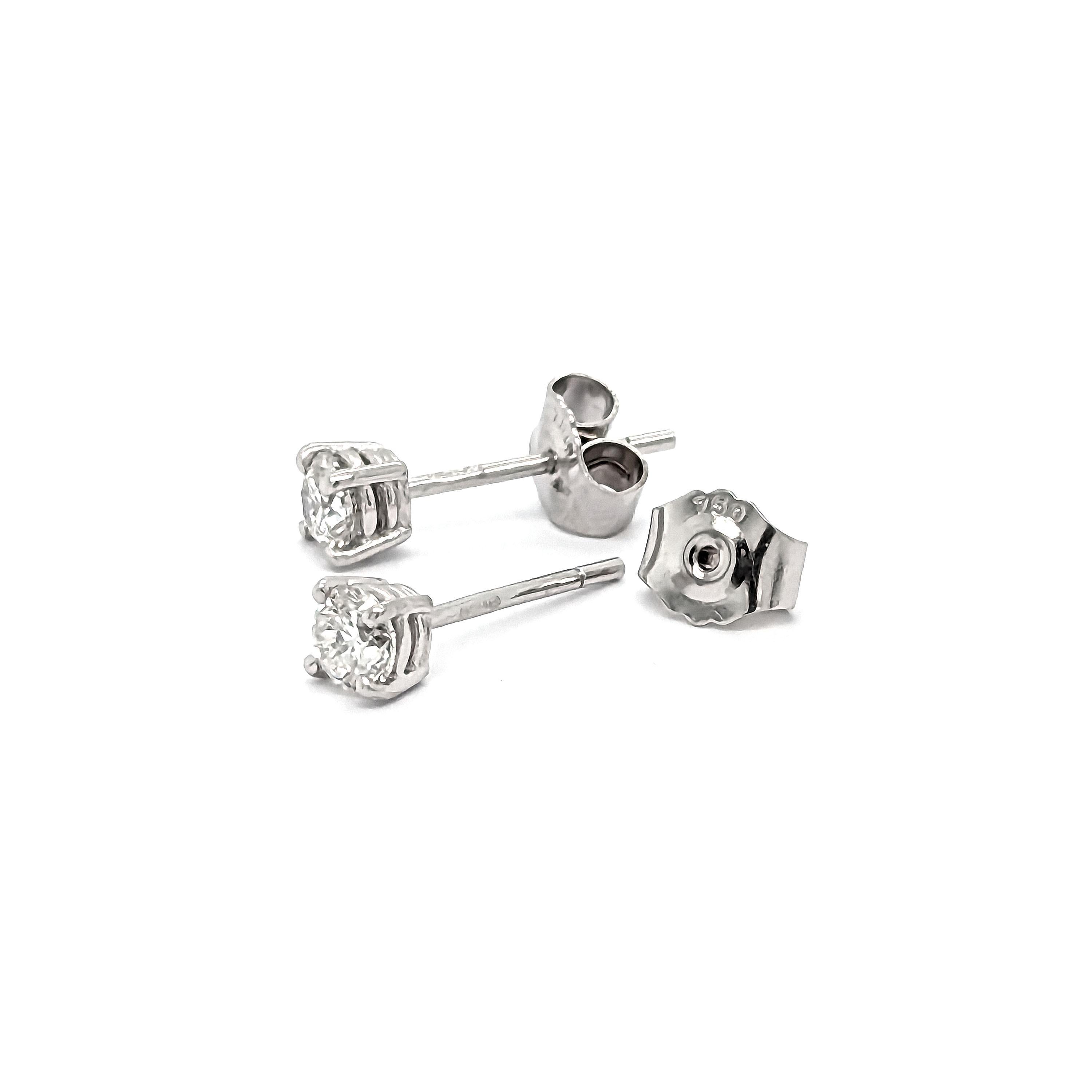 Modern Diamond And White Gold Stud Earrings, 0.52 Carats In New Condition In London, GB