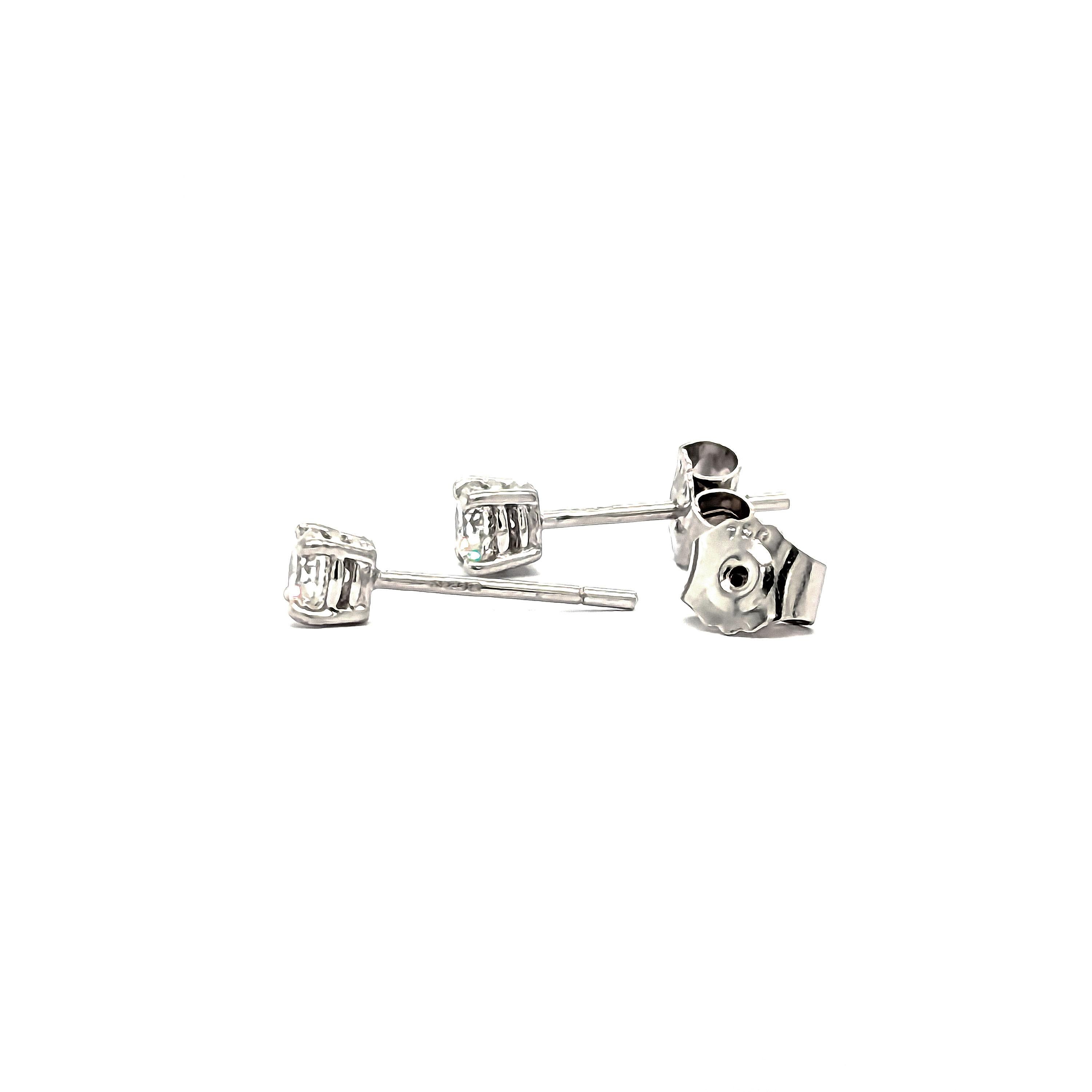 Modern Diamond And White Gold Stud Earrings, 0.52 Carats For Sale 2