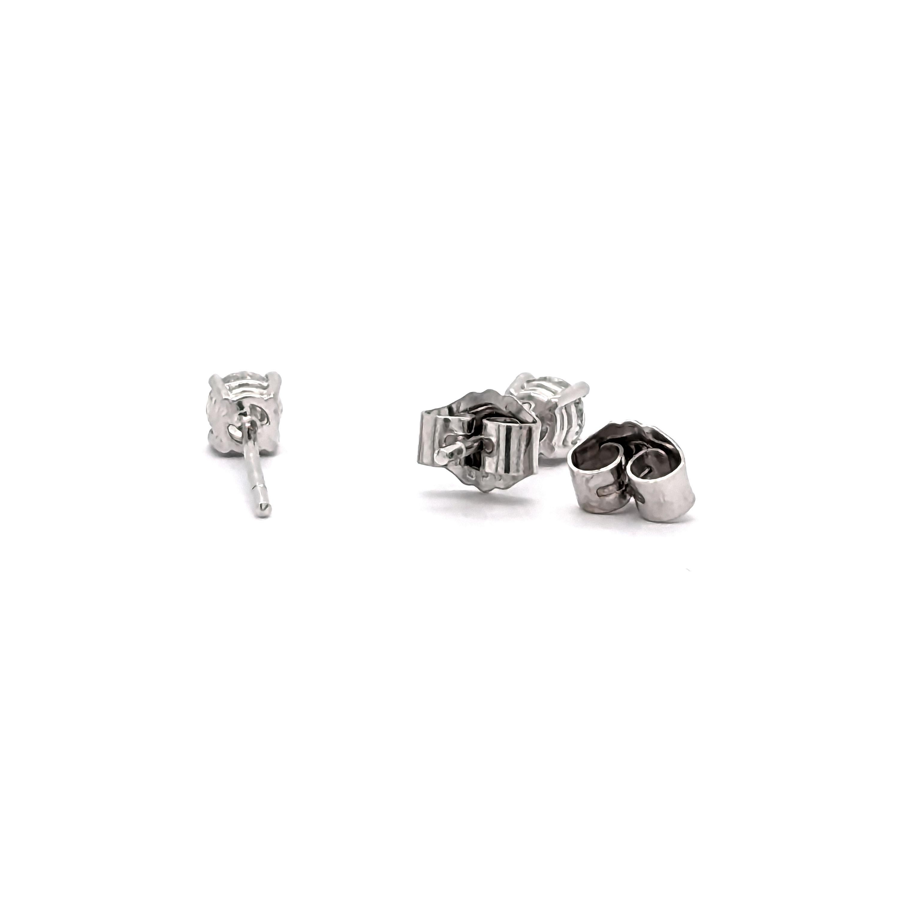 Modern Diamond And White Gold Stud Earrings, 0.52 Carats For Sale 4