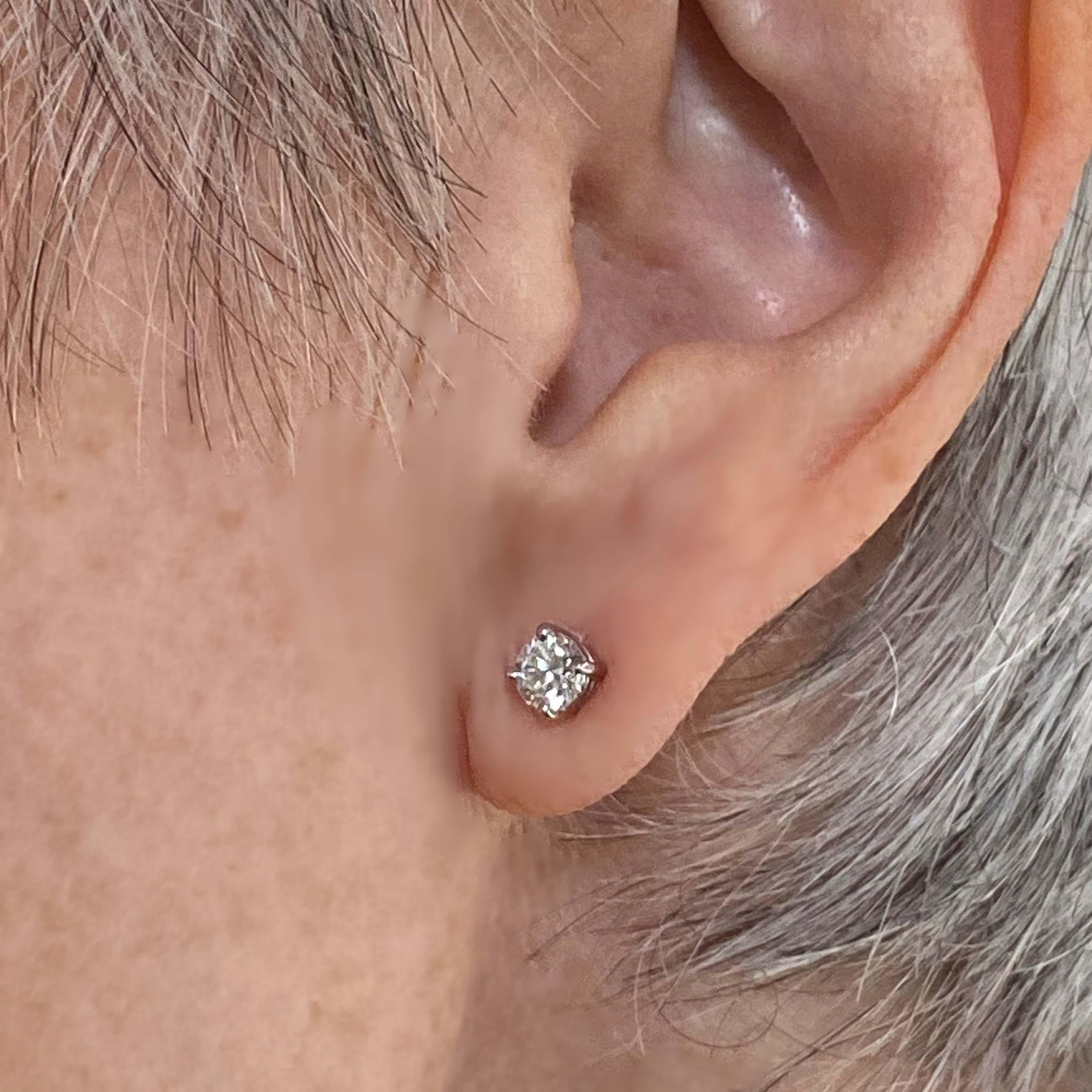 Modern Diamond And White Gold Stud Earrings, 0.52 Carats For Sale 1