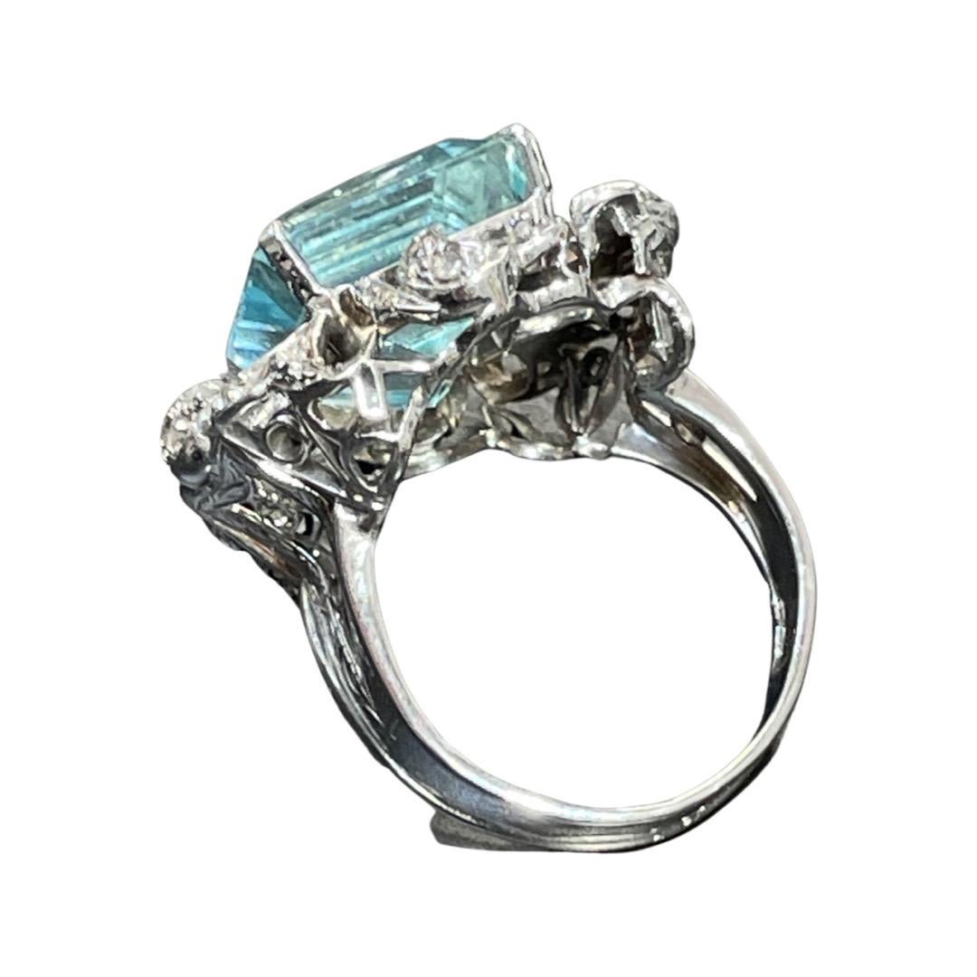 Modern Diamond Aquamarine Ring in 14k White Gold In Good Condition For Sale In Addison, TX