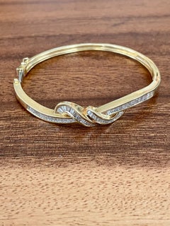 Modern Diamond Baguette Latched Hinged 18 Karat Yellow Gold Bangle Bracelet