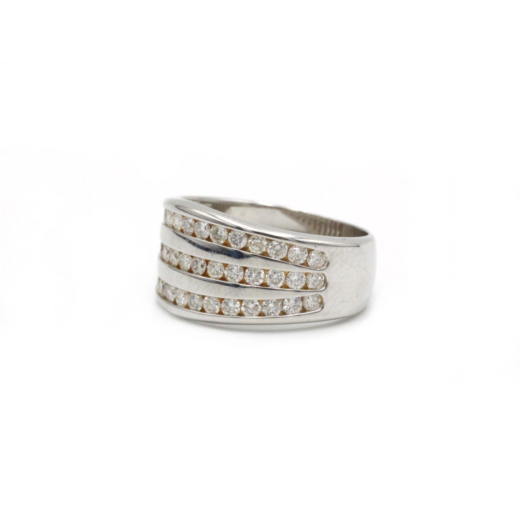 Questo elegante anello moderno mostra una raffinata lavorazione artigianale e uno scintillio senza tempo, perfetto per chi apprezza la raffinatezza minimalista con una dichiarazione audace. Realizzato in lussuoso oro bianco 18 carati, il cinturino