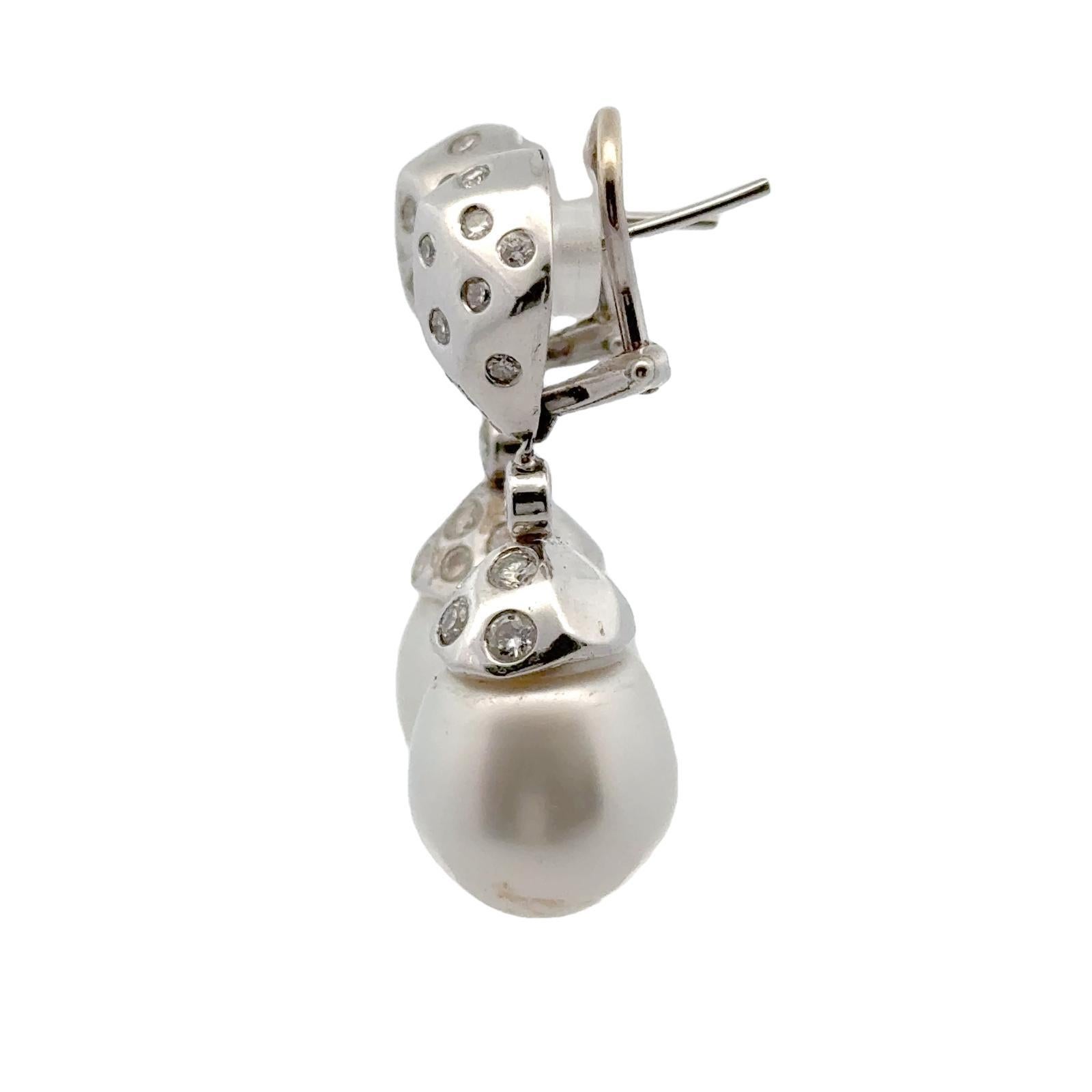 Moderno Orecchini moderni con diamante e perle barocche in oro bianco 14 carati con chiusura a leva in vendita