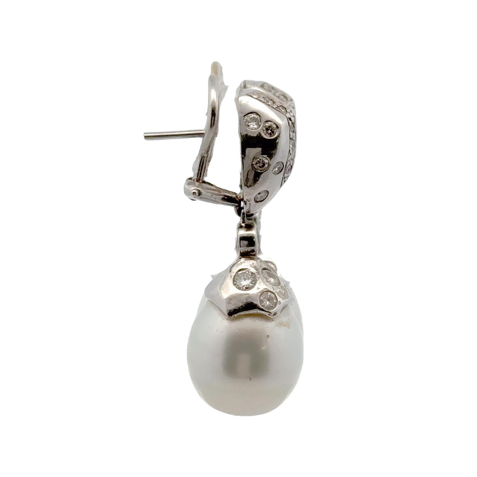 Orecchini moderni con diamante e perle barocche in oro bianco 14 carati con chiusura a leva In condizioni ottime in vendita a Boca Raton, FL