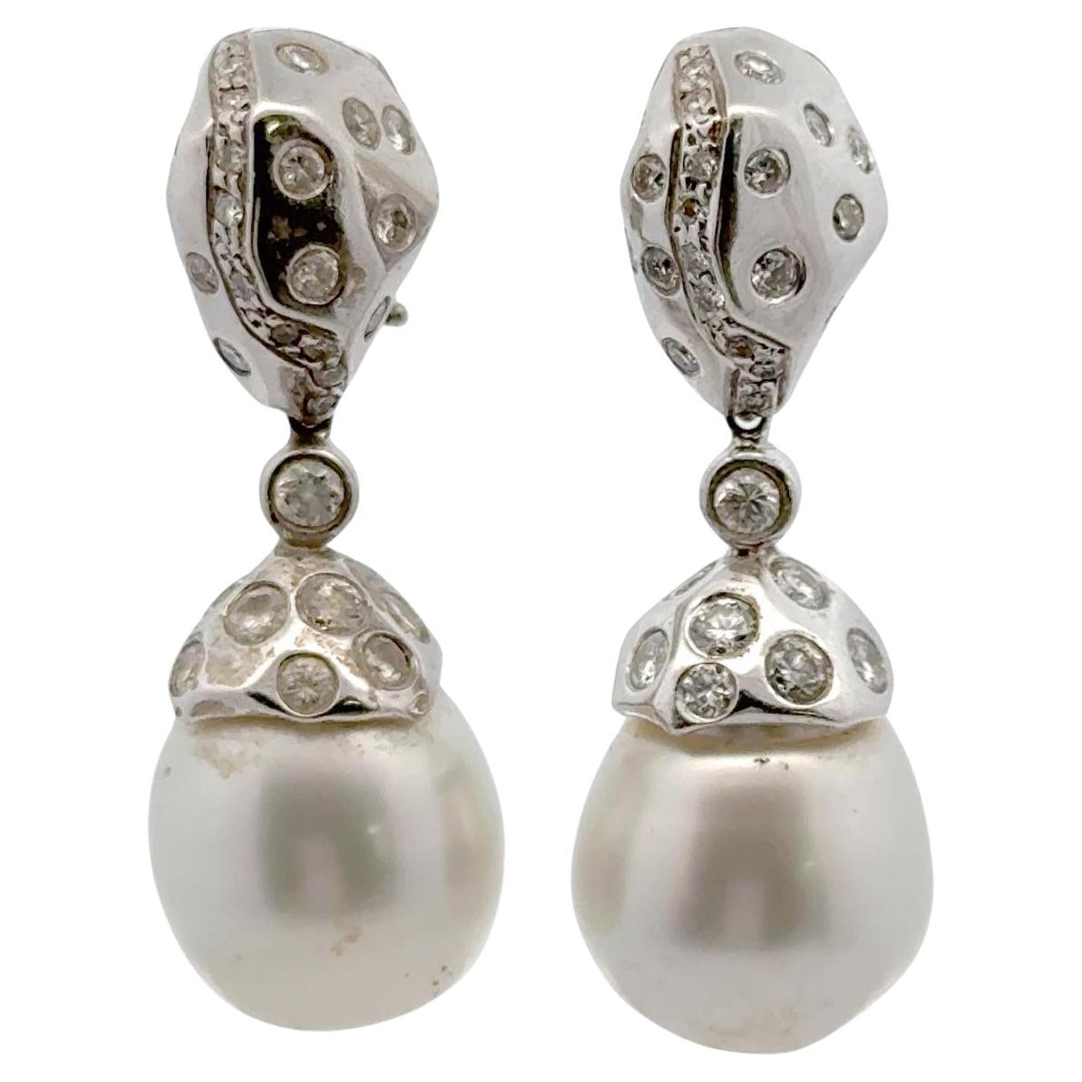 Pendientes modernos de oro blanco de 14 quilates con diamantes y perlas barrocas