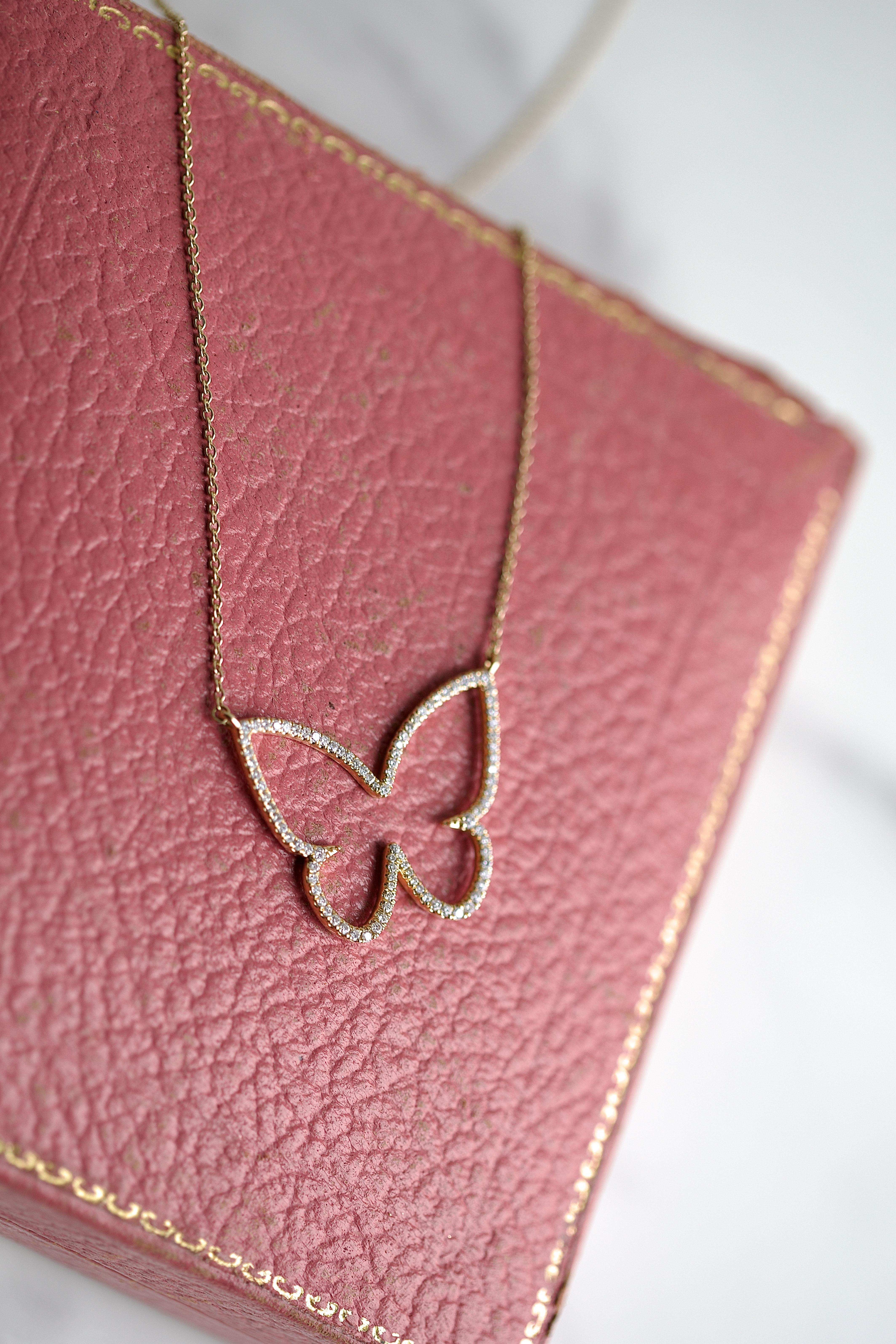 Modern Diamond Butterfly Yellow Gold Necklace In Excellent Condition For Sale In Beverly Hills, CA