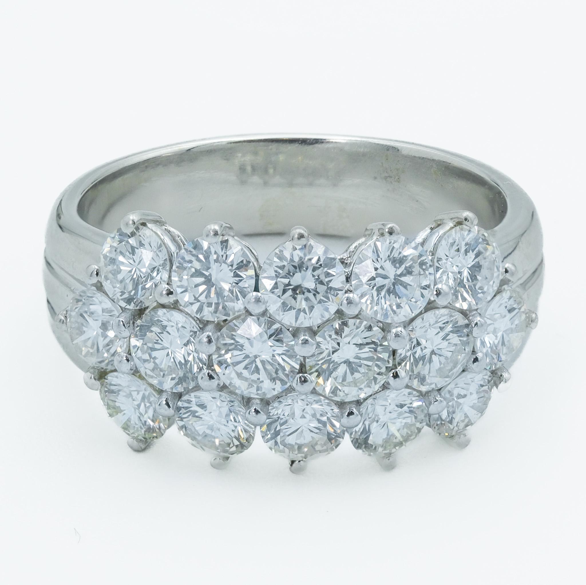 Anello impilabile con cluster di diamanti di proprietà ~1,92ctw in oro bianco 18 carati moderno taglia 6

Questo moderno anello a grappolo è composto da 1,92 carati di diamanti a taglio rotondo incastonati in oro bianco 18 carati ed è una brillante