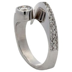 Anillo moderno de oro blanco de 14 quilates con cúpula cruzada de diamantes