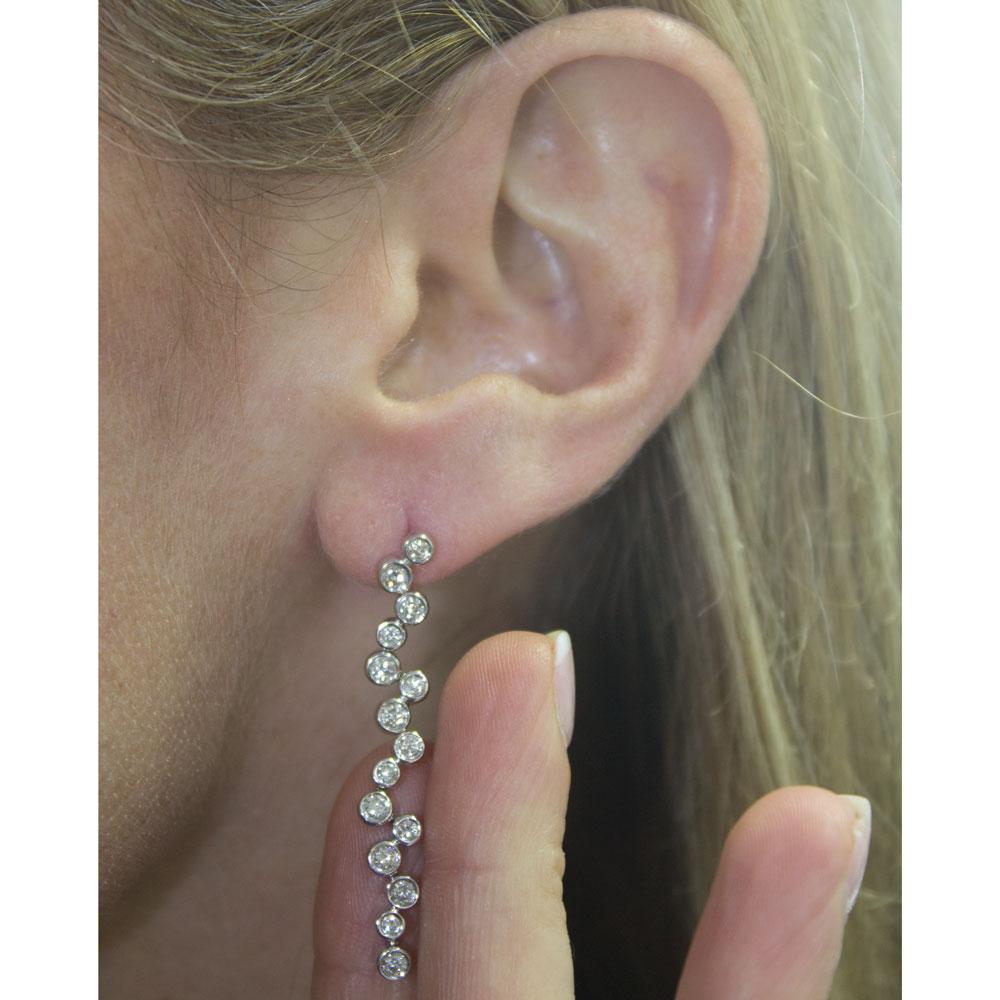 Modern Diamond Drop 18 Karat White Gold Earrings In Excellent Condition In Boca Raton, FL