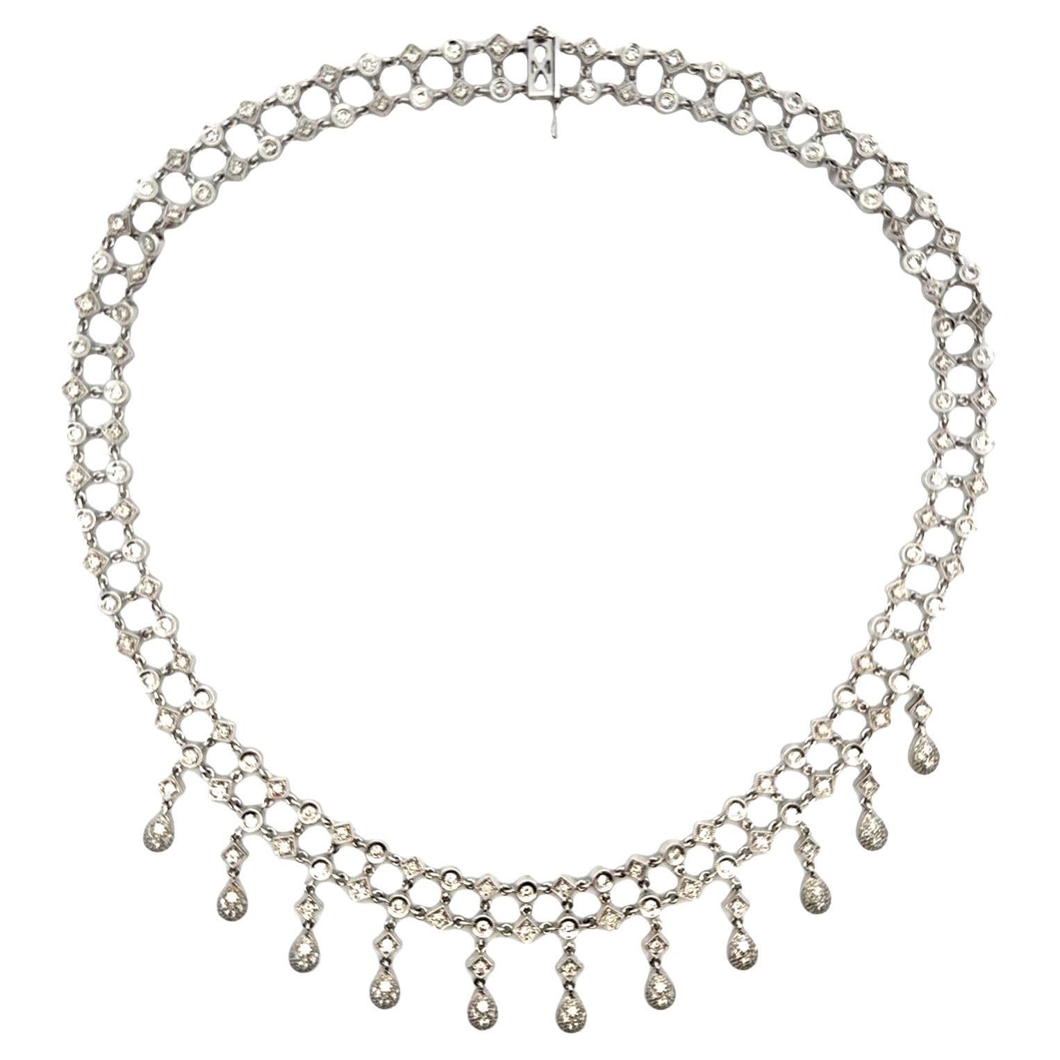 Collar moderno de oro blanco de 18 quilates con dos filas de diamantes en forma de gota
