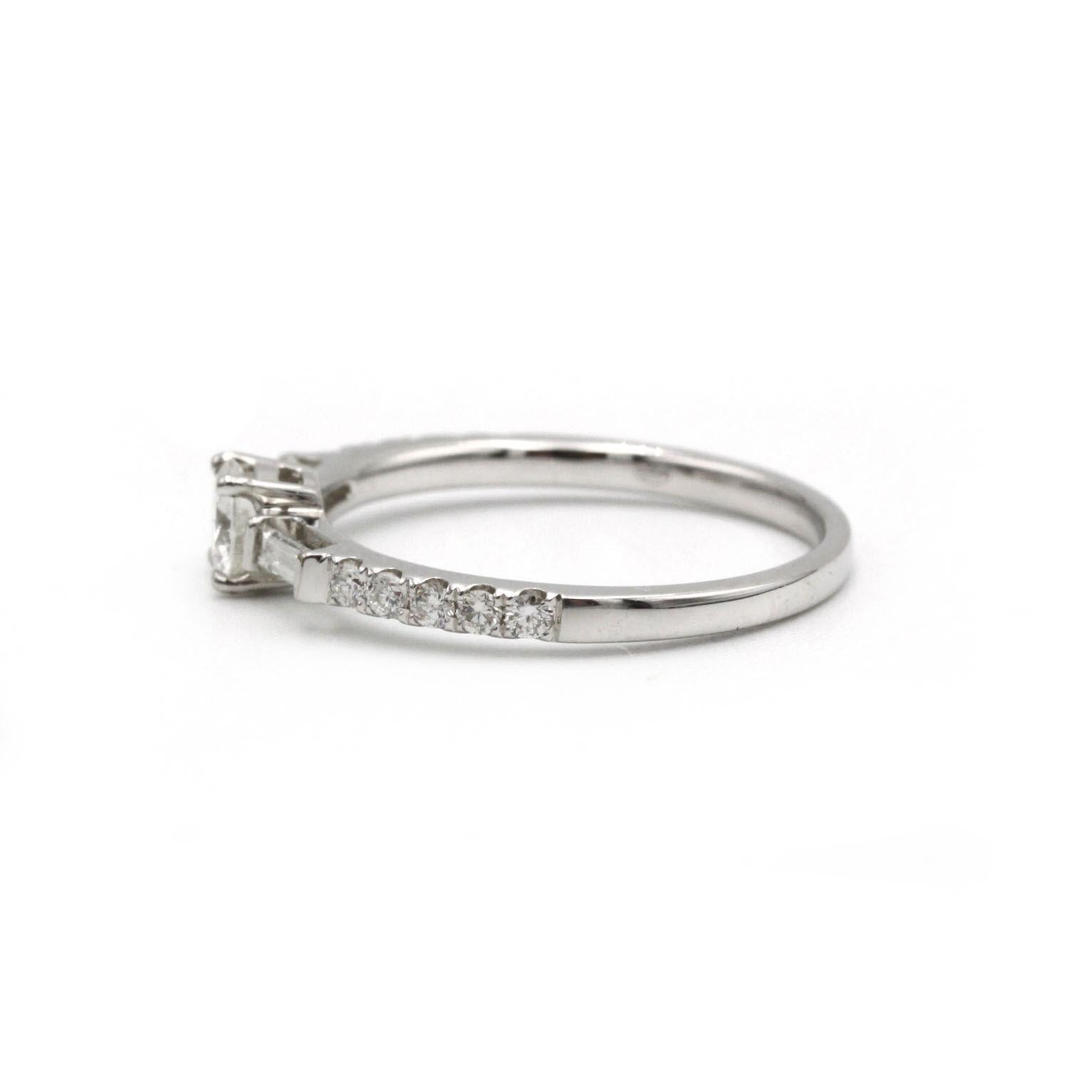 Moderno Anello di fidanzamento moderno con diamante in oro bianco in vendita