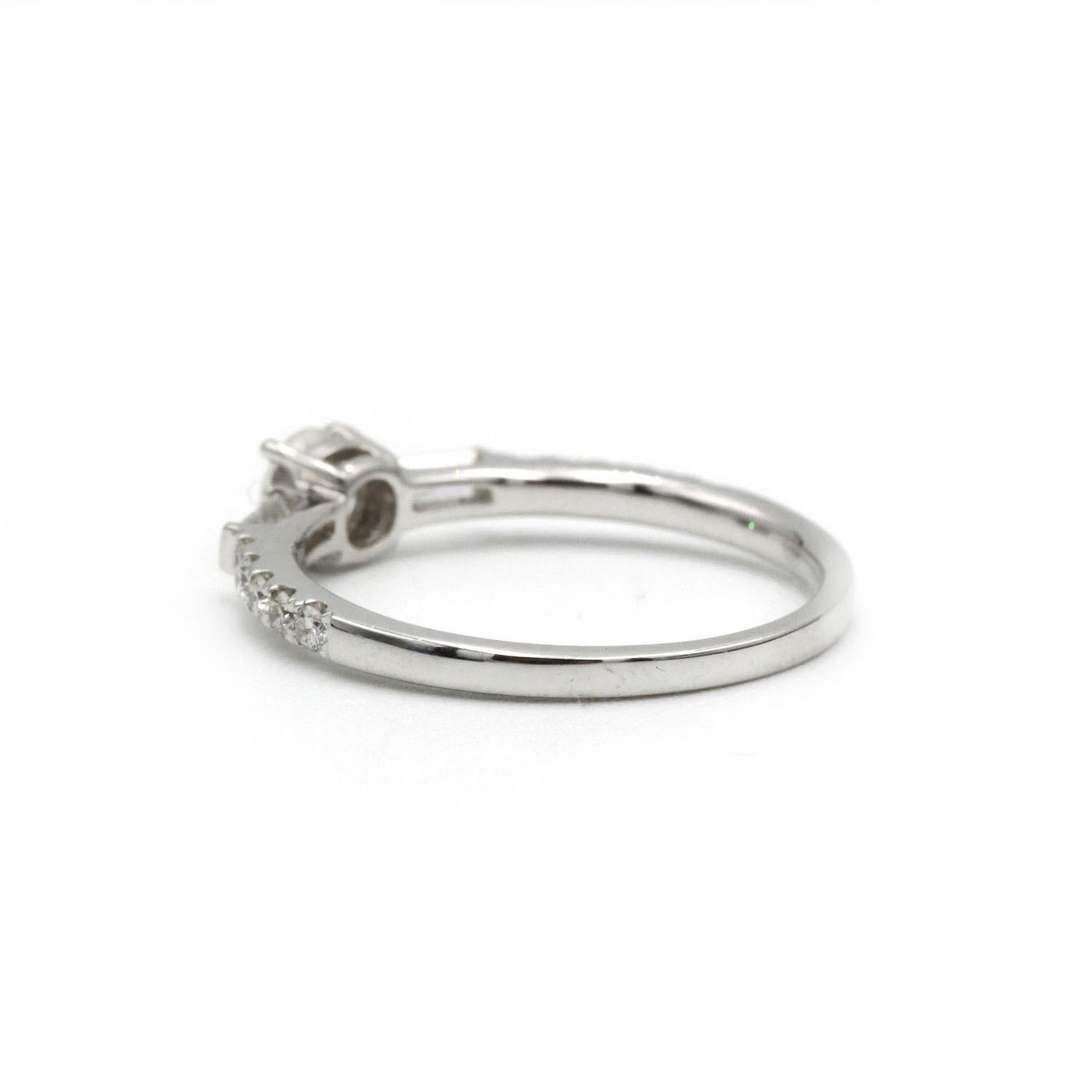 Taglio brillante Anello di fidanzamento moderno con diamante in oro bianco in vendita