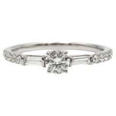 Anello di fidanzamento moderno con diamante in oro bianco