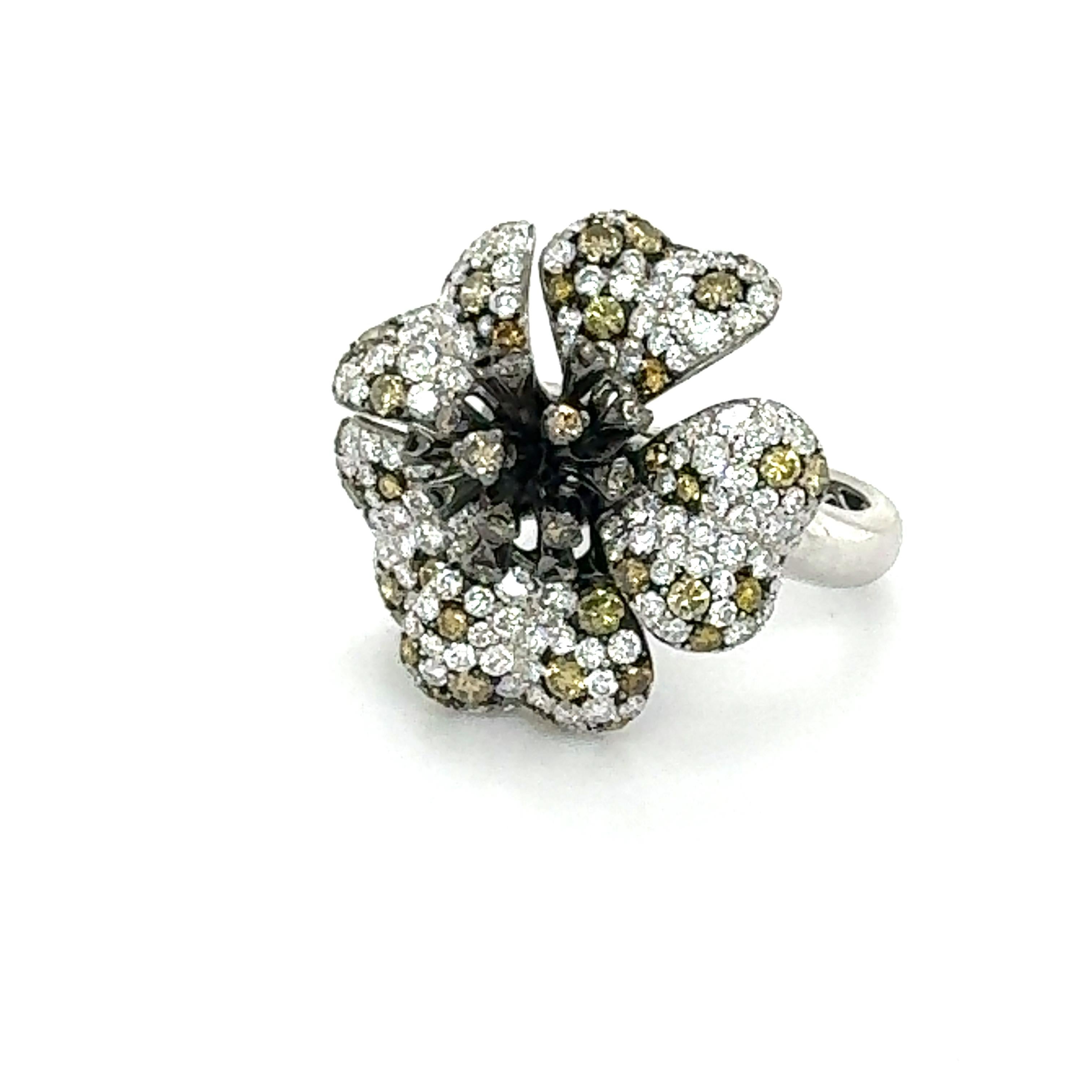 Schöner Ring aus 18 Karat Weißgold. Der Ring stellt eine Blume dar, die von Meisterjuwelieren mit vielen Details gefertigt wurde.
Der Ring ist mit 2,55 Karat weißen und champagnerfarbenen natürlichen Diamanten besetzt, die auf der Erde abgebaut