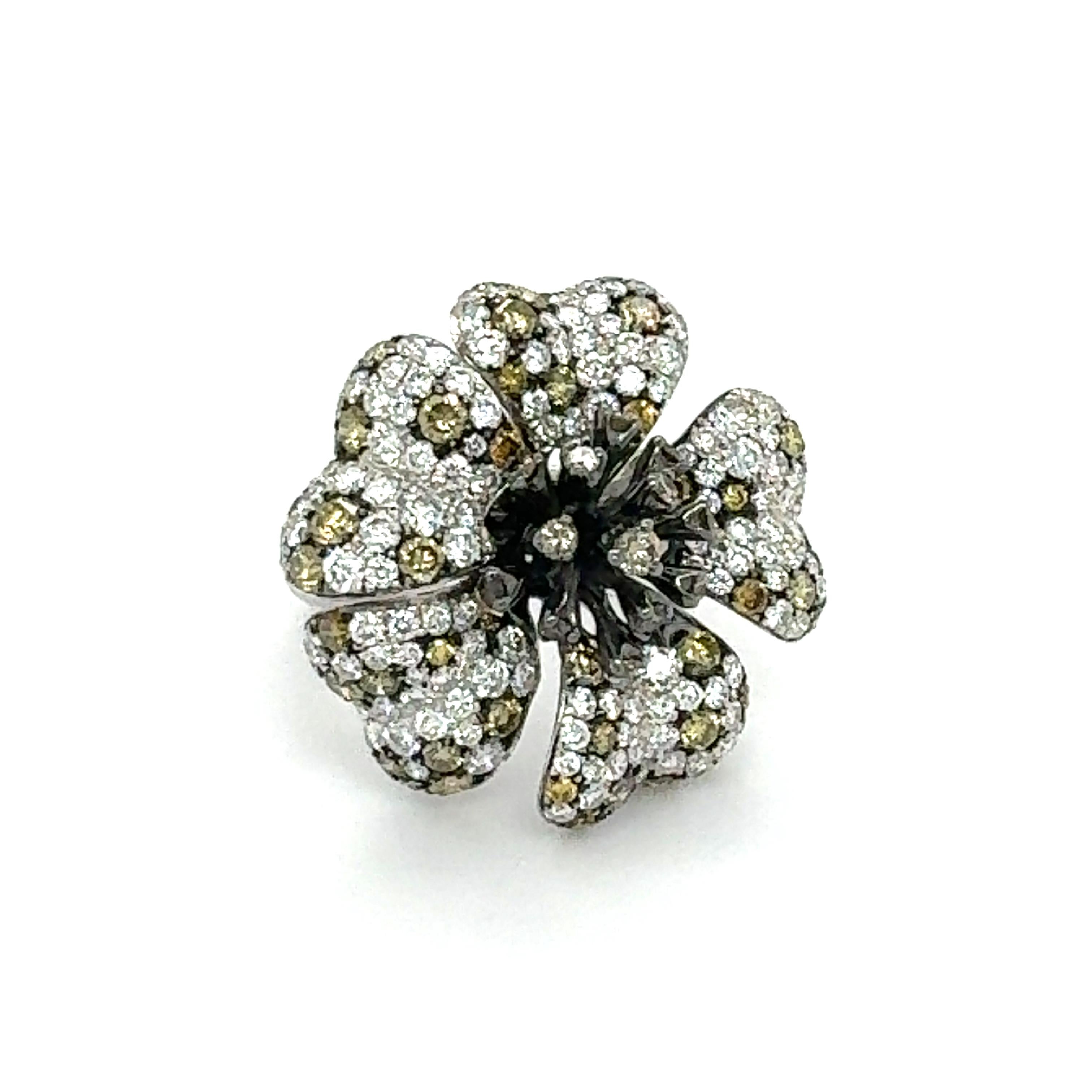 Moderner Diamant-Blumenring mit 2,66 Karat Weiß- und Champagner-Diamant 18k Weißgold (Rundschliff) im Angebot