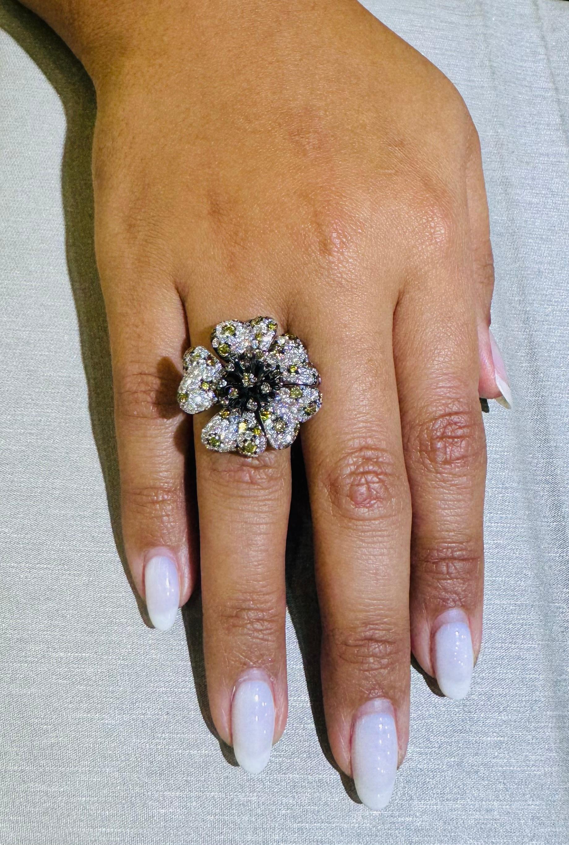 Moderner Diamant-Blumenring mit 2,66 Karat Weiß- und Champagner-Diamant 18k Weißgold im Zustand „Neu“ im Angebot in MIAMI, FL