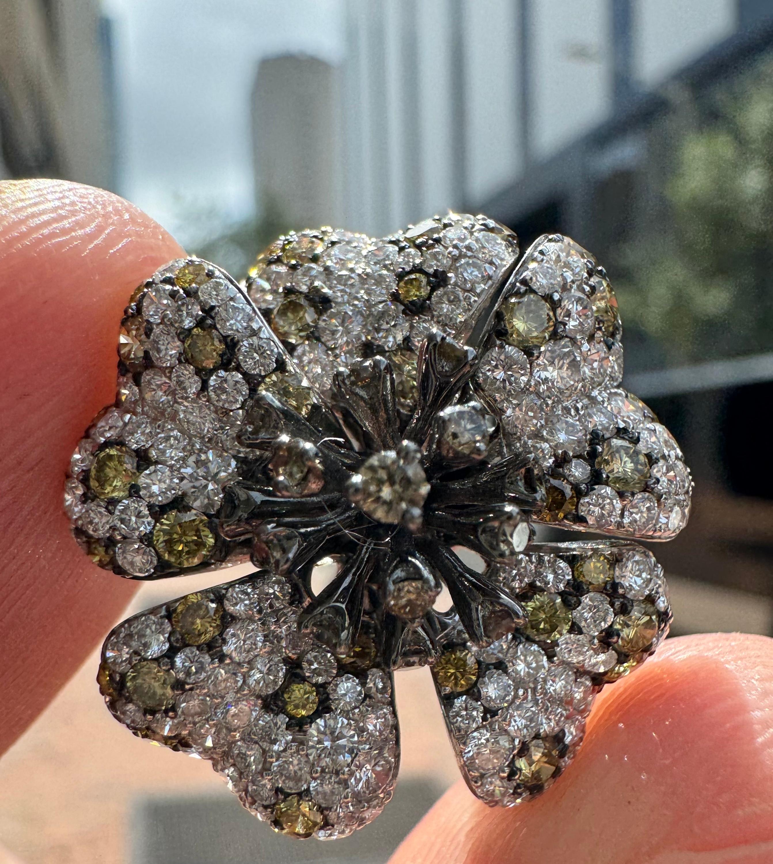 Moderner Diamant-Blumenring mit 2,66 Karat Weiß- und Champagner-Diamant 18k Weißgold im Angebot 1