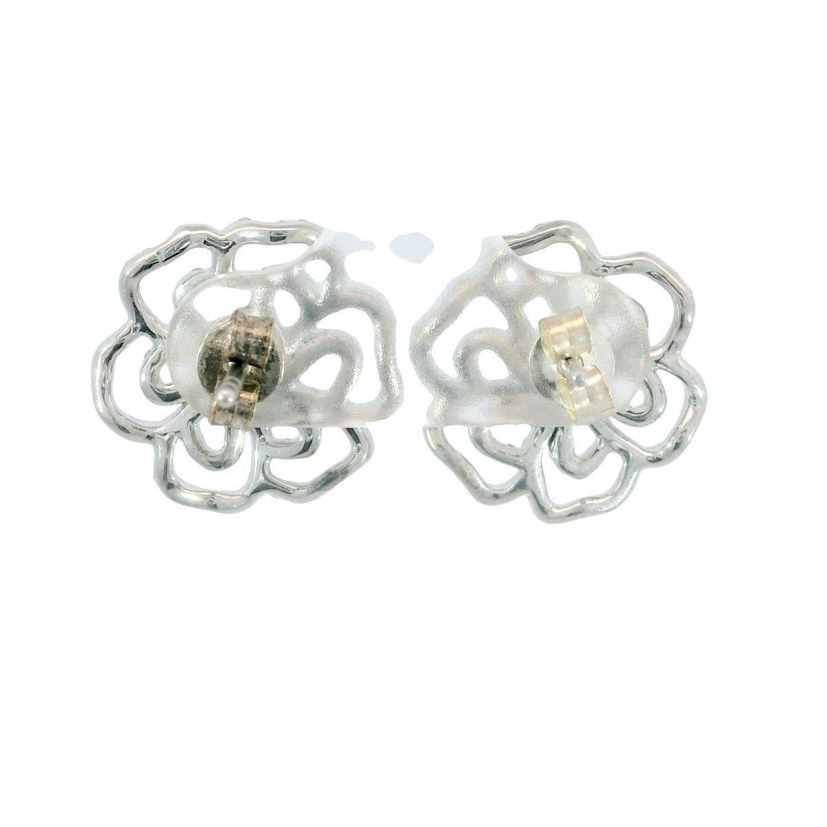 Pendientes modernos Flor de Diamantes Oro Blanco 18K Post Back Studs en Excelente estado para la venta en Fairfield, CT