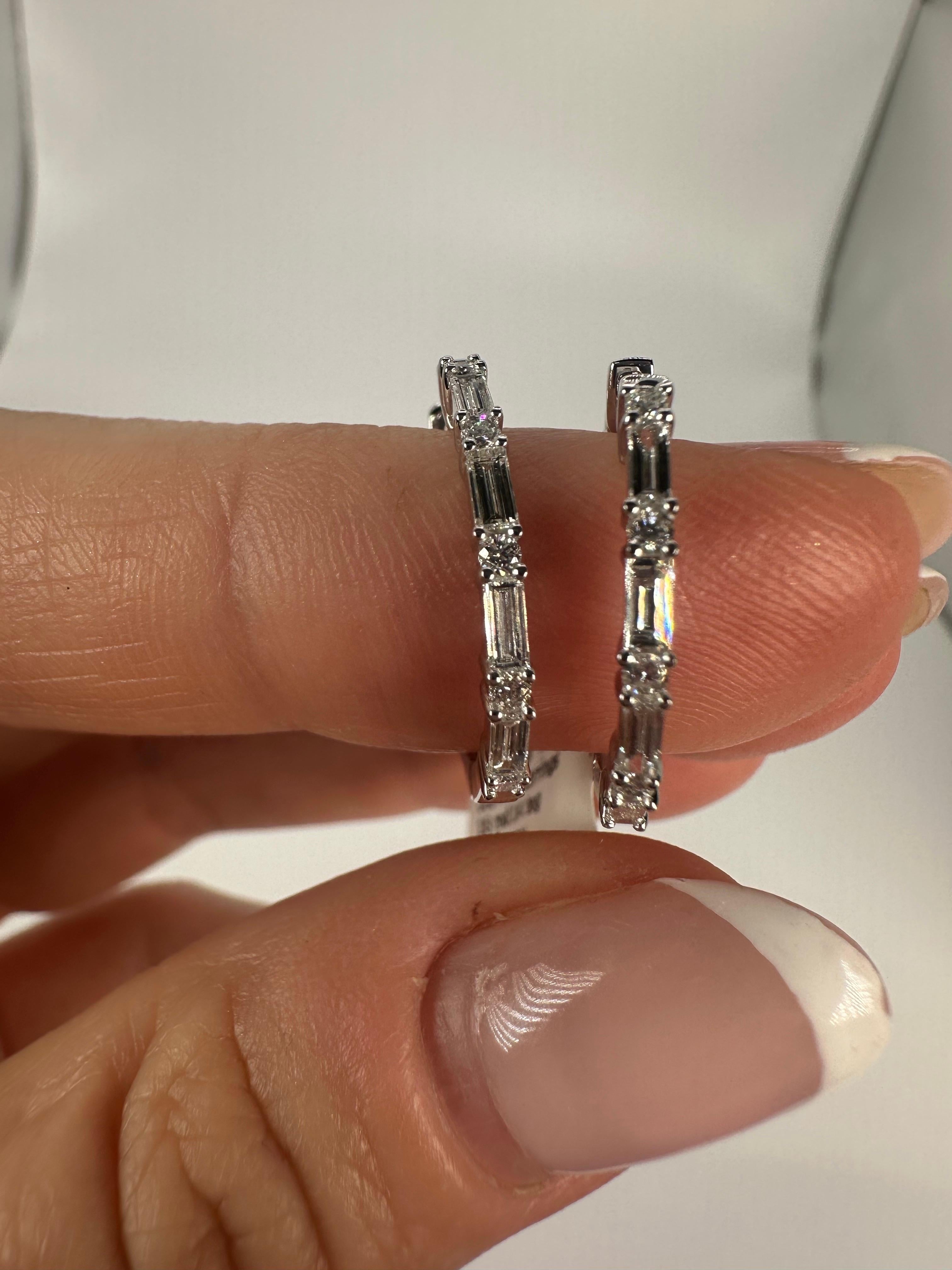 Superbes boucles d'oreilles composées de diamants VS de couleur F, de style moderne avec des diamants ronds et de taille émeraude en or 14Kt. Ces boucles d'oreilles de 3,3 grammes vous feront danser par leur confort ! Les diamants totalisent 0,64