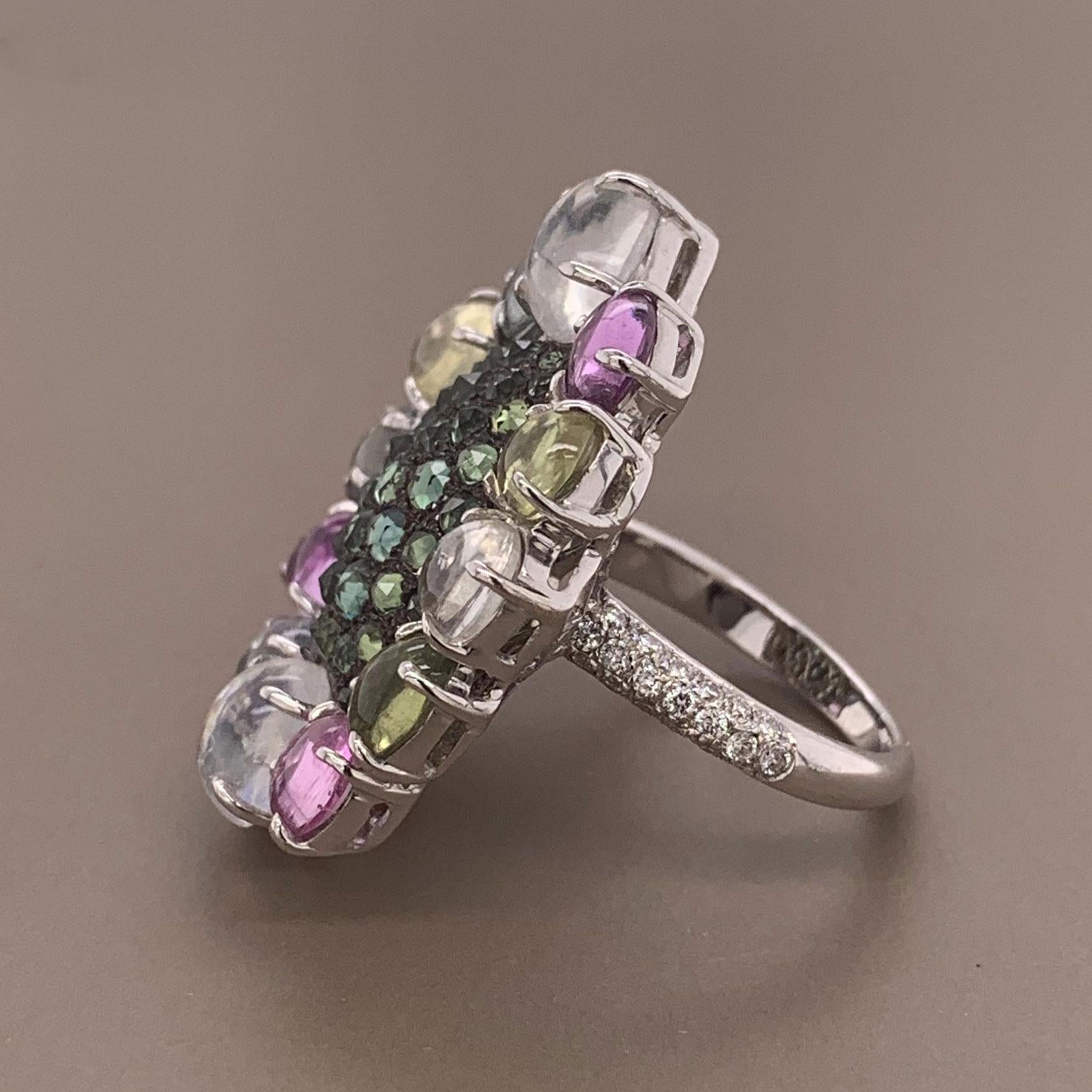 Anello moderno in oro con diamante, zaffiro e pietra di luna In condizioni Nuovo in vendita a Beverly Hills, CA