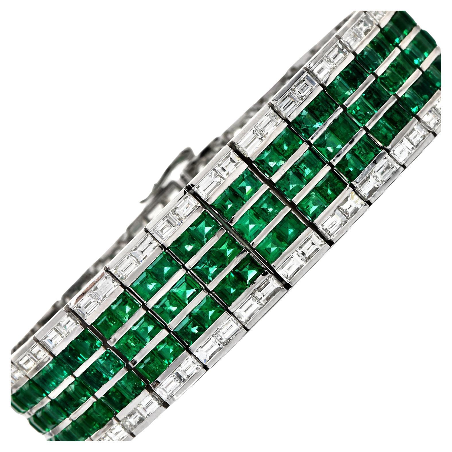 Dieses hochwertige Smaragdarmband präsentiert fünf Reihen außergewöhnlicher kolumbianischer Smaragde und Diamanten in Chanel-Fassung.

Die Diamanten im Baguetteschliff wiegen zusammen ca. 10,20 Karat, Farbe F-G, Reinheit VS+, das Gesamtgewicht des