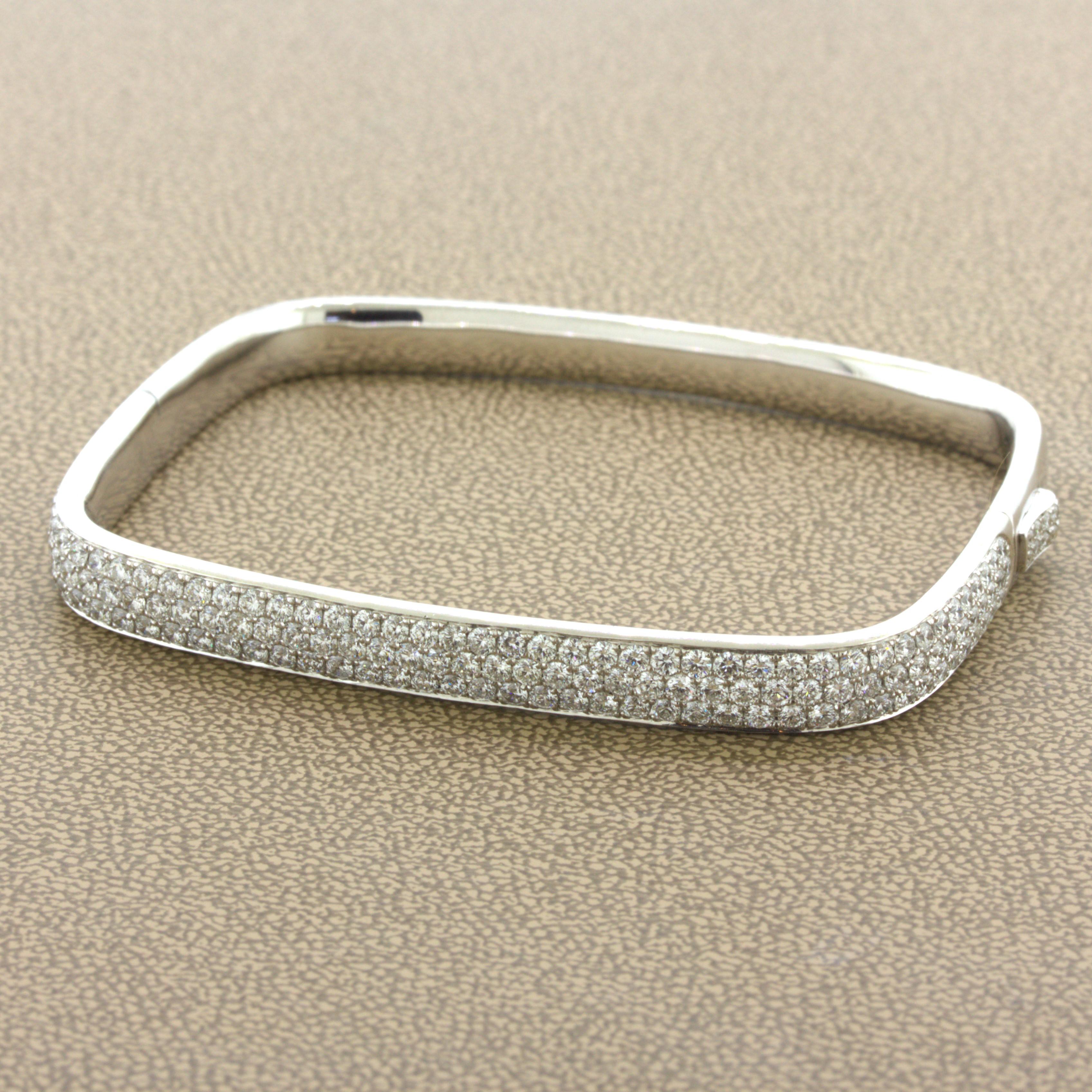 Modern Diamond Pave 18K White Gold Bangle Bracelet In New Condition For Sale In Beverly Hills, CA