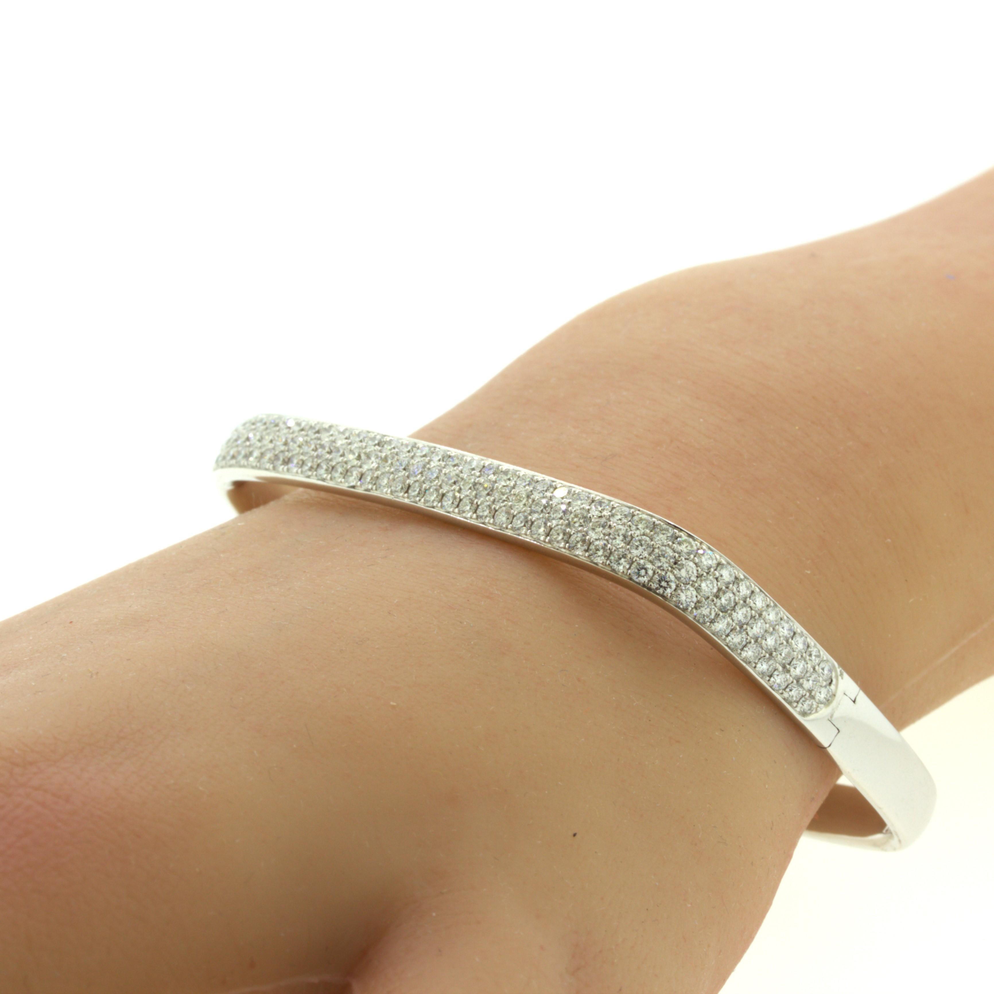 Bracelet jonc moderne en or blanc 18 carats avec pavé de diamants en vente 2