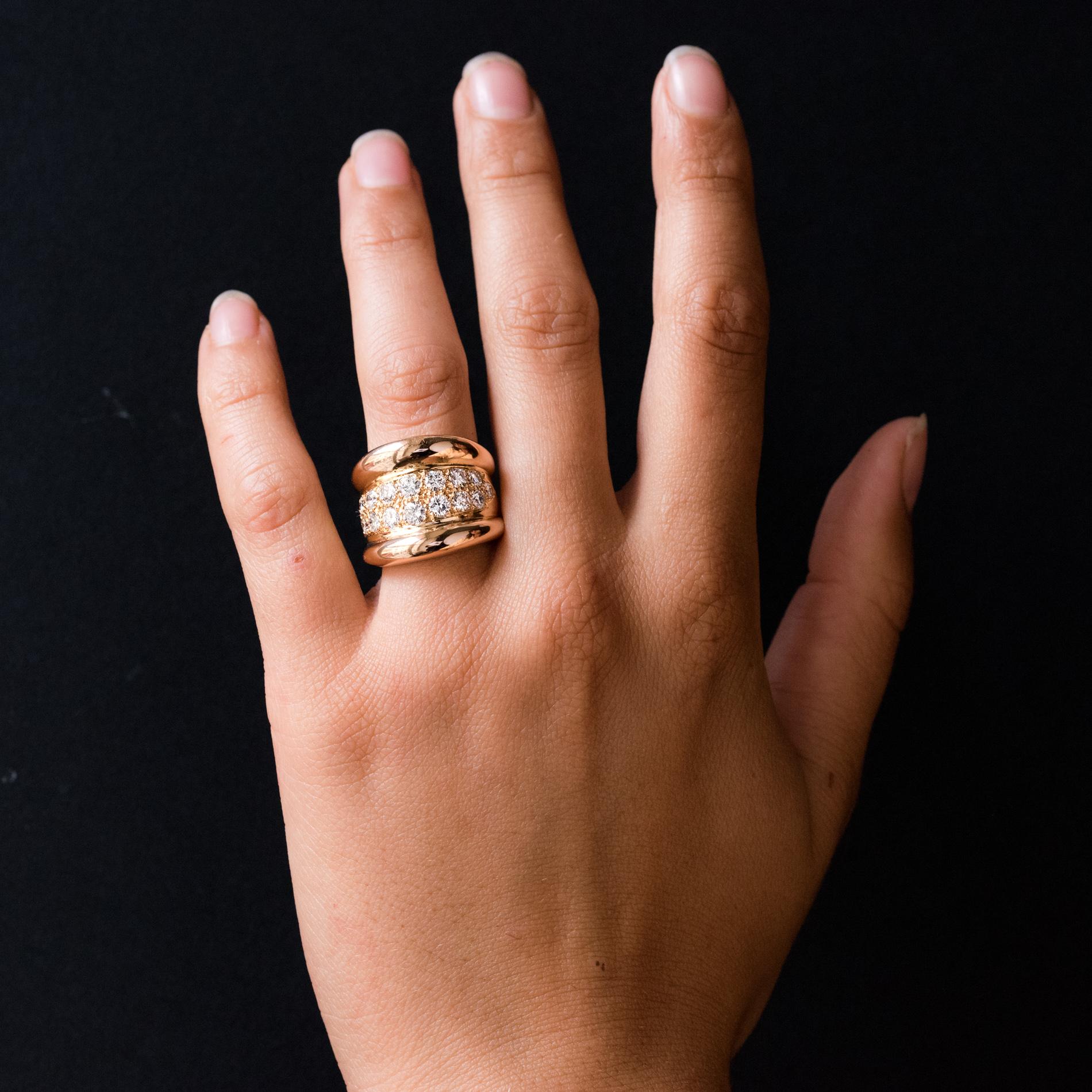 Ring in 18 karat rose gold.
Massive bangle ring, it is set on its top with a falling double line of modern brilliant-cut diamonds, highlighted by two large gold gadroons.
Total diamond weight: approximately 1.40 carats.
Height : 18.60 mm, Width :