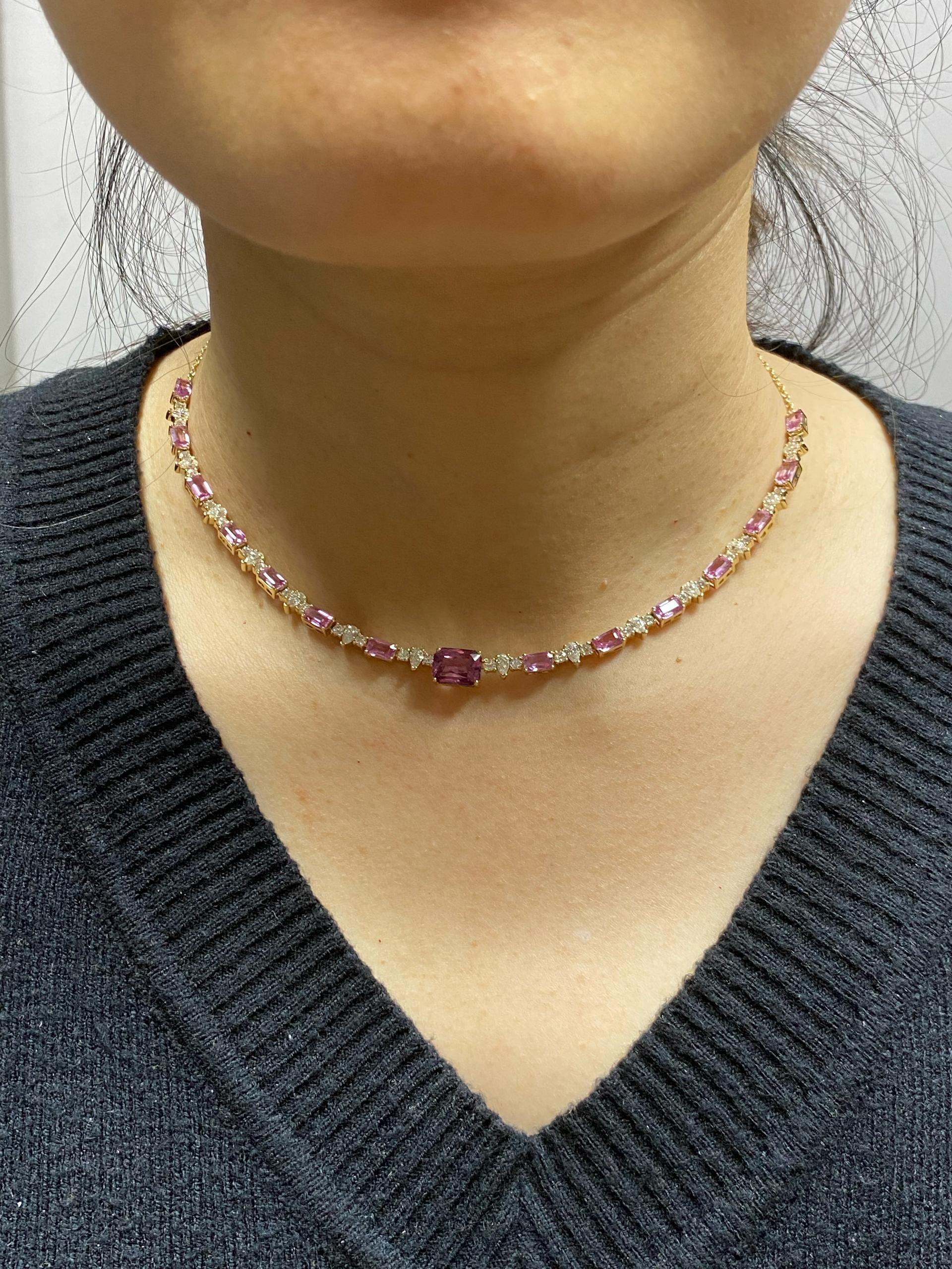 Eleva la tua collezione di gioielli con questa squisita collana girocollo con diamante e zaffiro rosa da 2 carati certificato con taglio a smeraldo, realizzata in oro giallo 14K. Progettato per la raffinatezza, questo pezzo elegante mostra