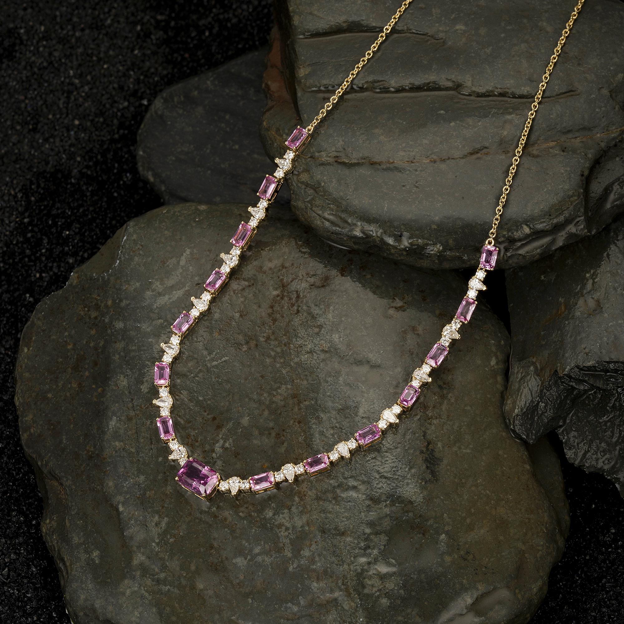 Moderno Collana con girocollo di diamanti e zaffiro rosa certificato da 2 carati con taglio smeraldo in vendita