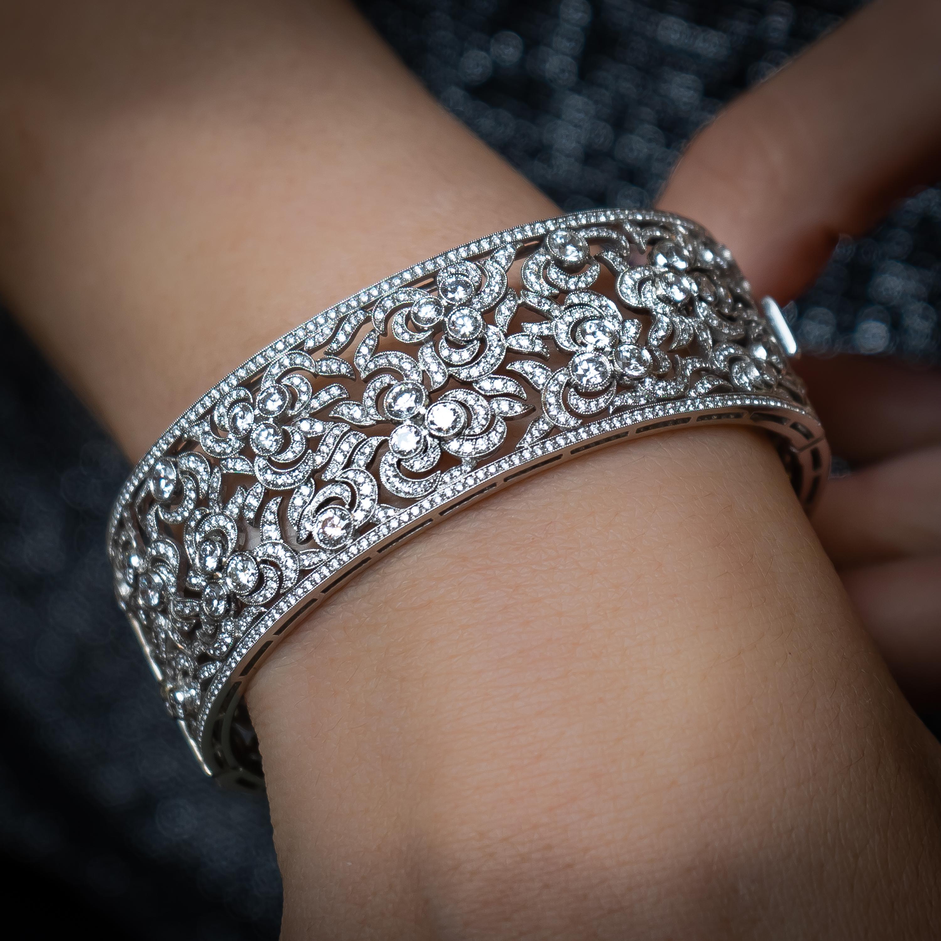 Modern Diamond Platinum Bangle, 11.23 Carats In New Condition For Sale In London, GB