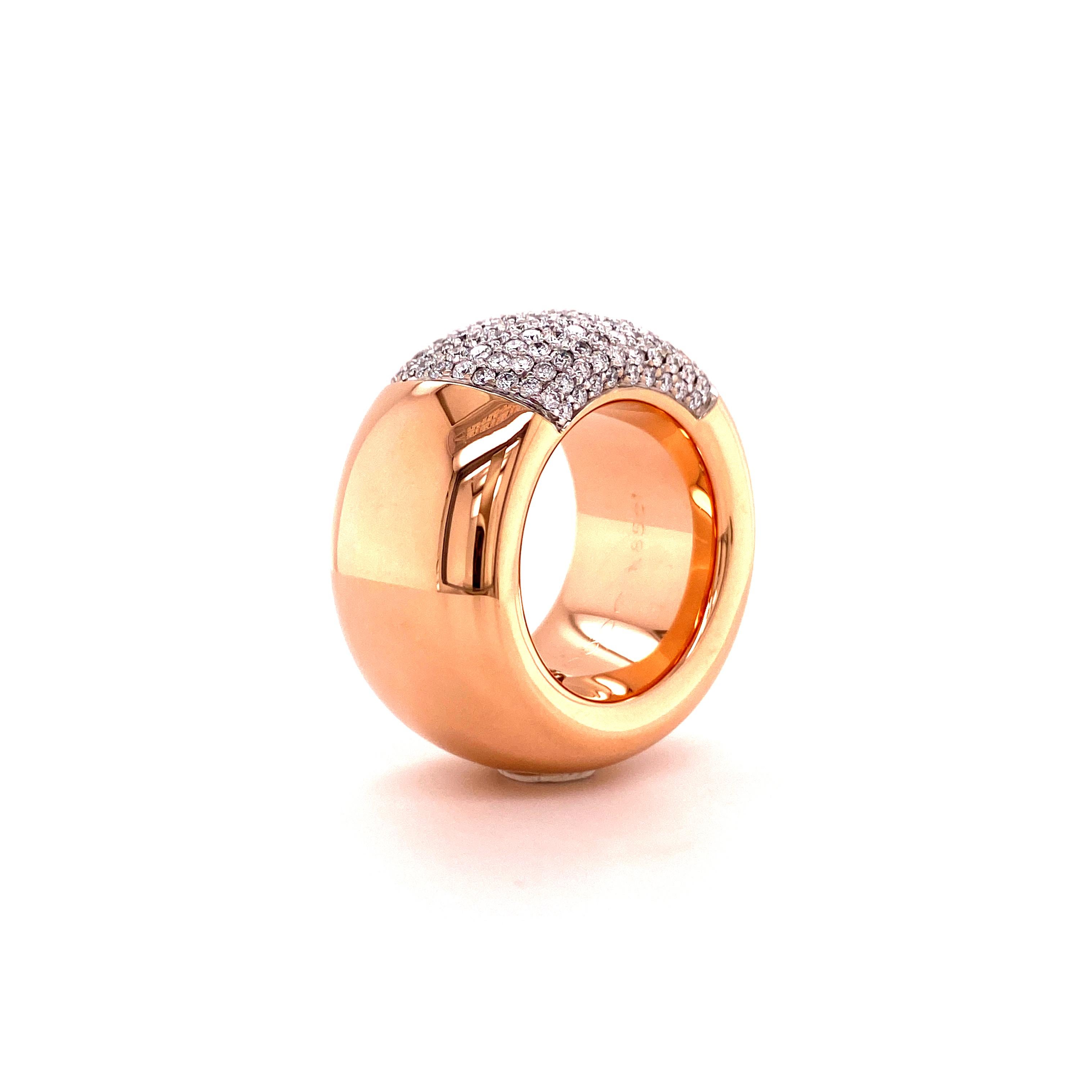 Dieser wunderschön geformte Ring von noor ist eine Freude zu tragen. Das kühne und doch sanft gerundete Band aus 18 Karat Roségold ist mit 147 Diamanten im Brillantschliff von G/H Farbe und vs Reinheit, Gesamtgewicht 1,85 Karat, besetzt. Die