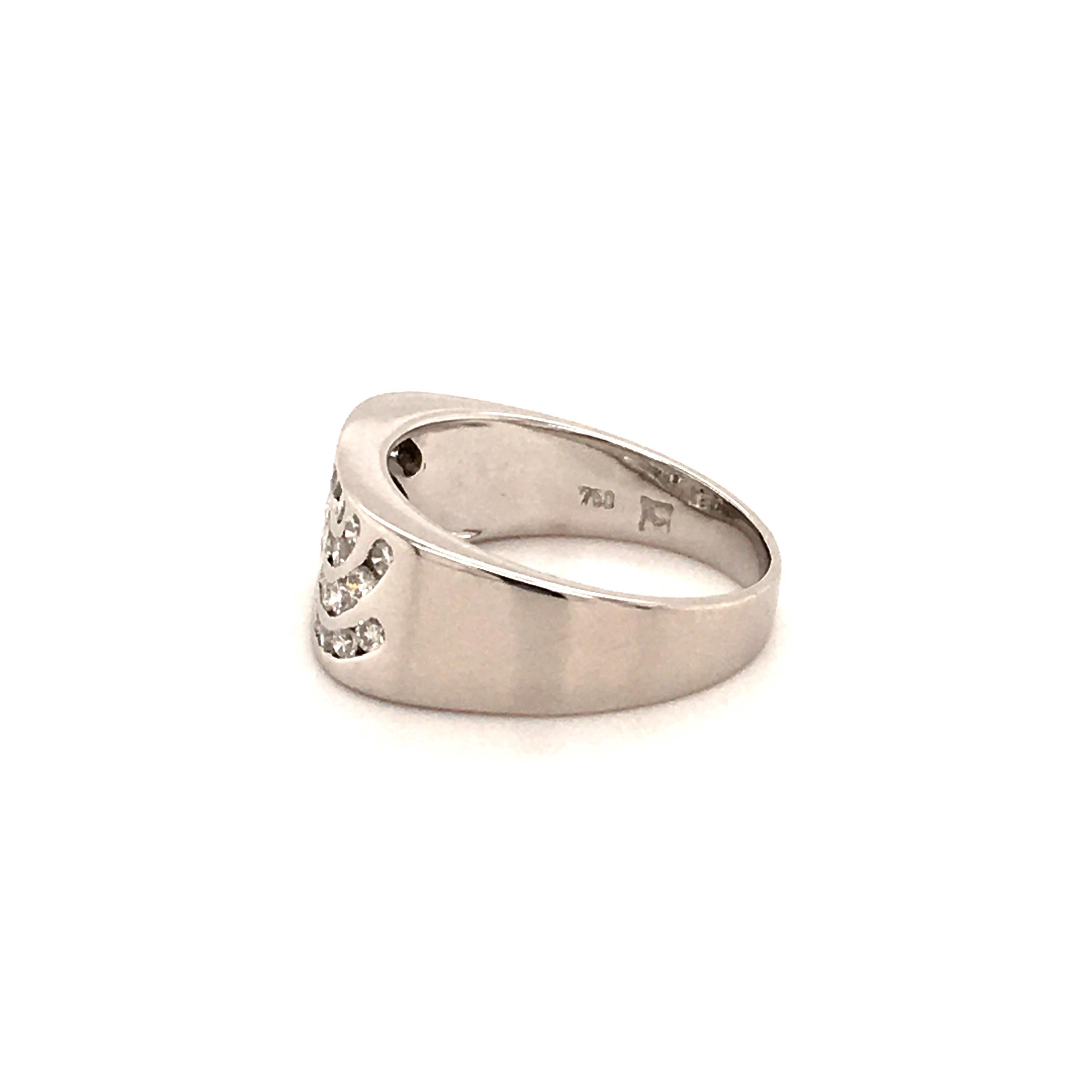 Modern Diamond Ring in 18 Karat White Gold In Excellent Condition In Lucerne, CH