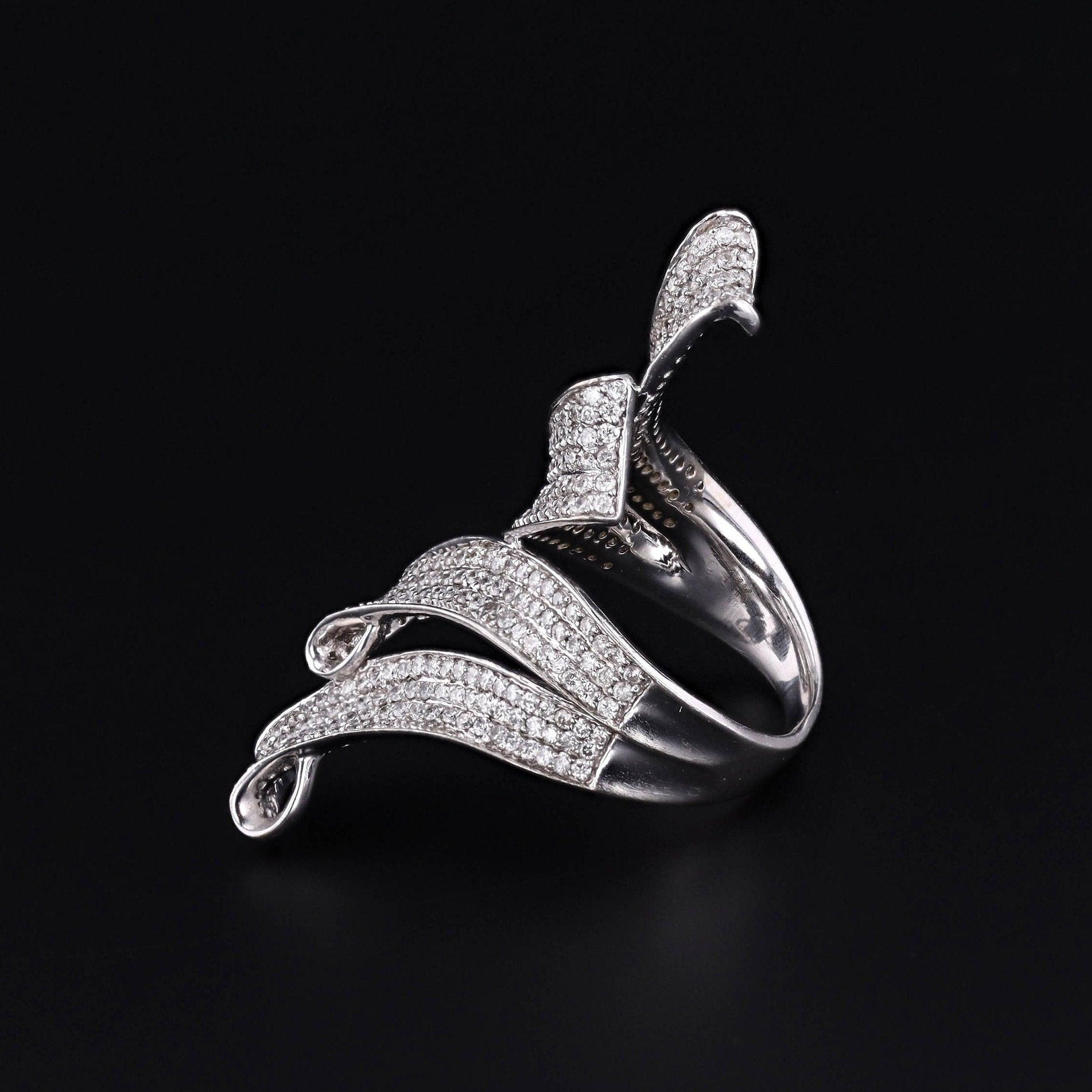 Moderno Anello moderno con diamante in oro bianco 14k in vendita