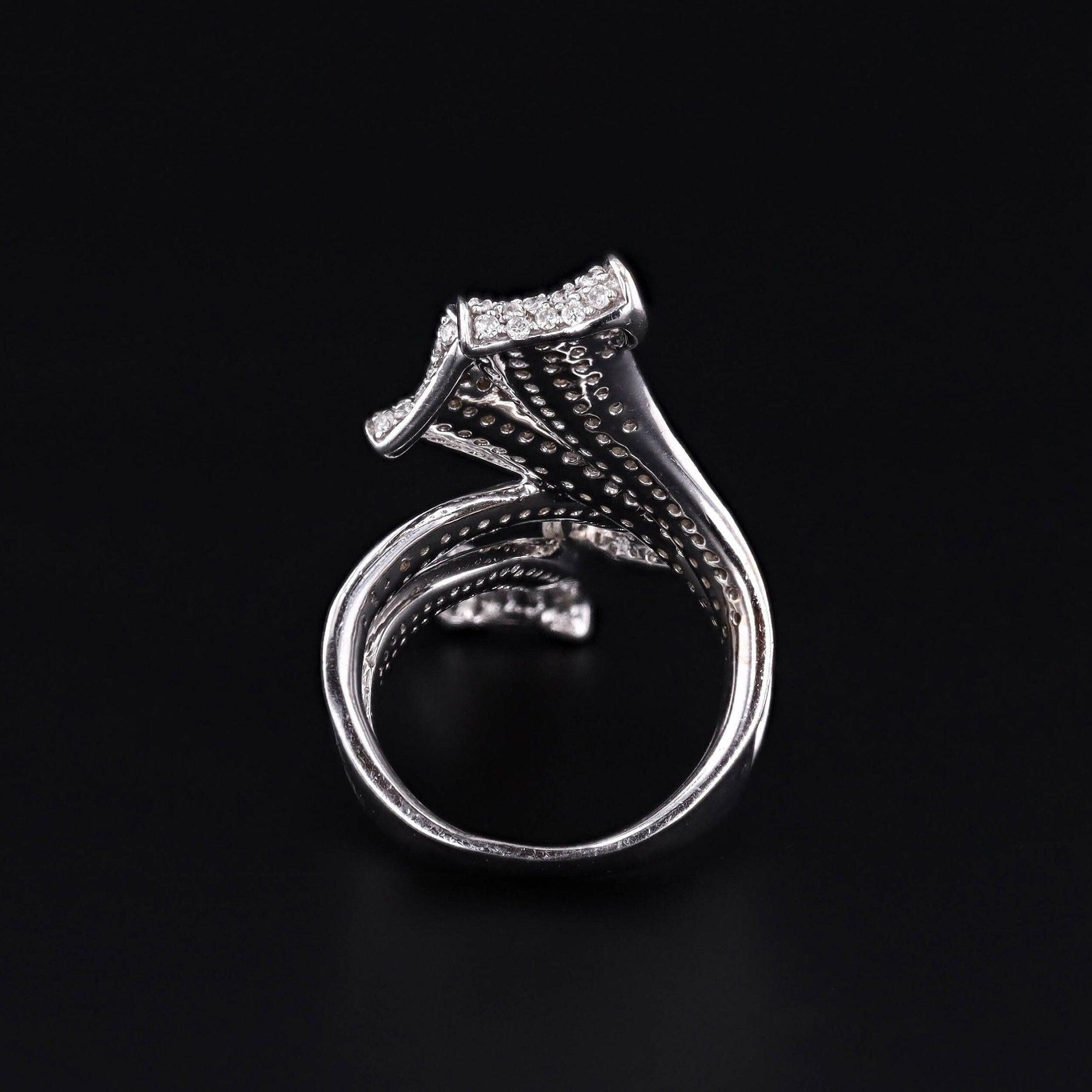 Taglio rotondo Anello moderno con diamante in oro bianco 14k in vendita