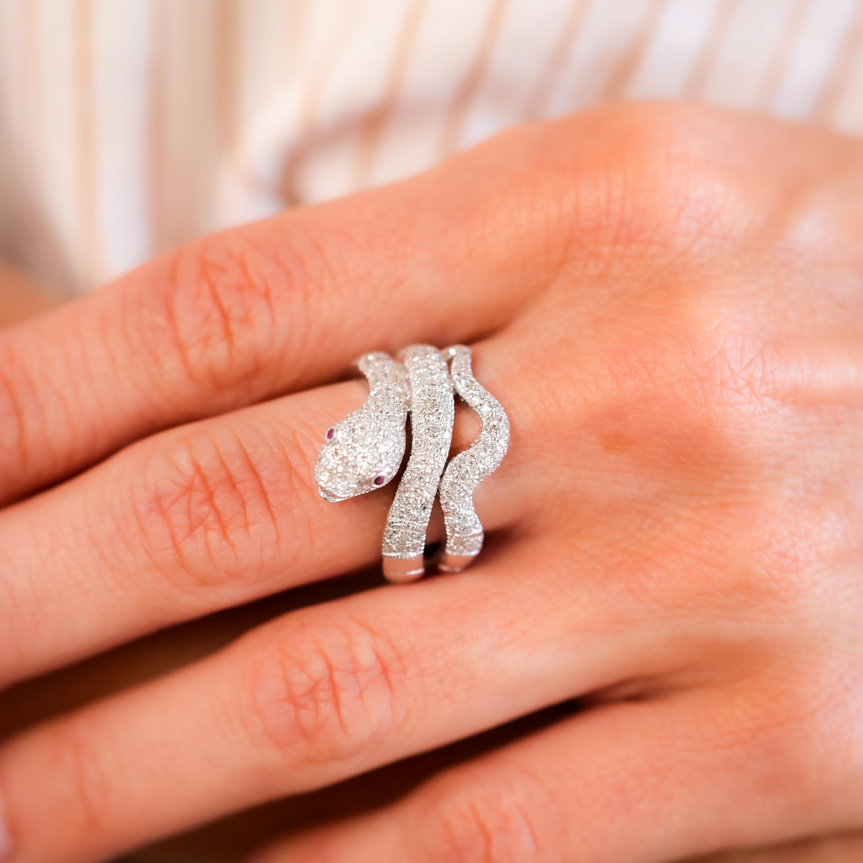 Moderner Diamant-Rubin-Ring aus 18 Karat Weißgold mit Schlangen im Zustand „Hervorragend“ im Angebot in Beverly Hills, CA