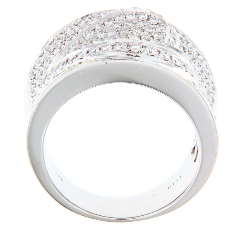 Dieser modische Ring aus 18 Karat Weißgold besticht durch seine kühne, skulpturale Silhouette, die mit weißen Brillanten besetzt ist, und verbindet zeitgenössisches Design mit zeitlosem Glanz. Der mit Präzision und Kreativität gefertigte Ring ist