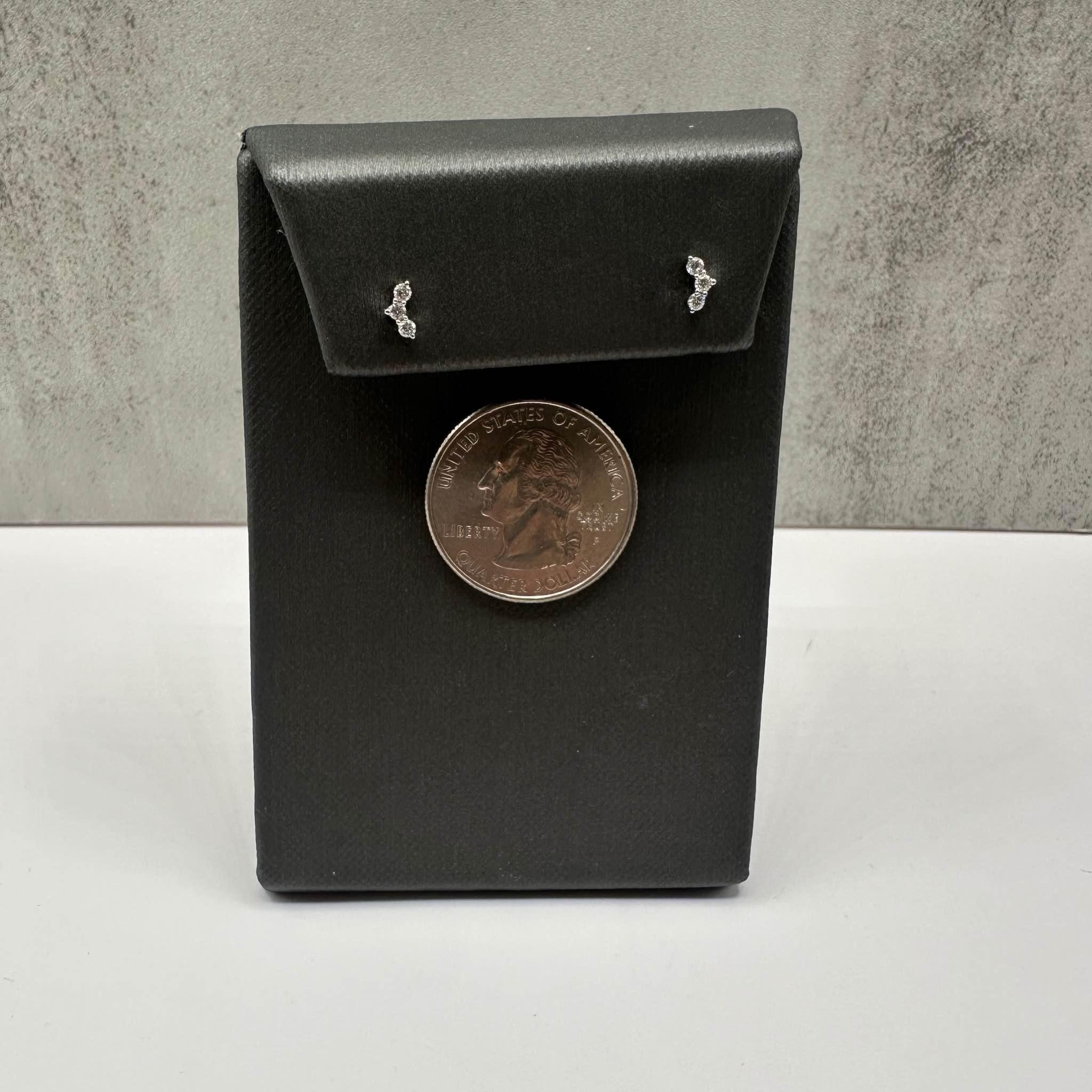 Moderne Diamant-Ohrstecker aus 14kt Weißgold - 0,14ctw GH SI, geflochtene Rückseiten im Zustand „Neu“ im Angebot in West Hempstead, NY